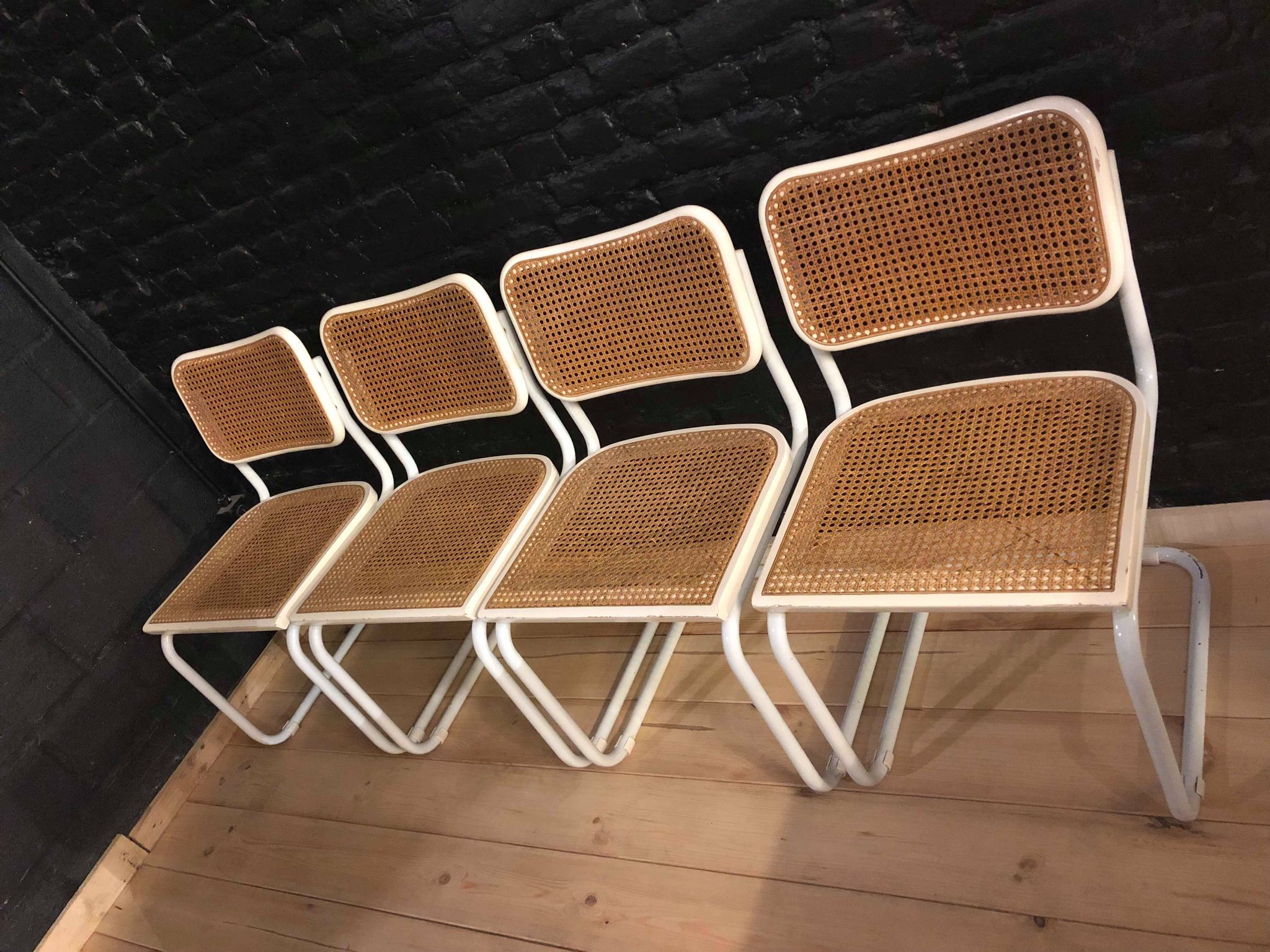 Suite de 4 chaises design par Marcel Breur modèle B32 Cesca