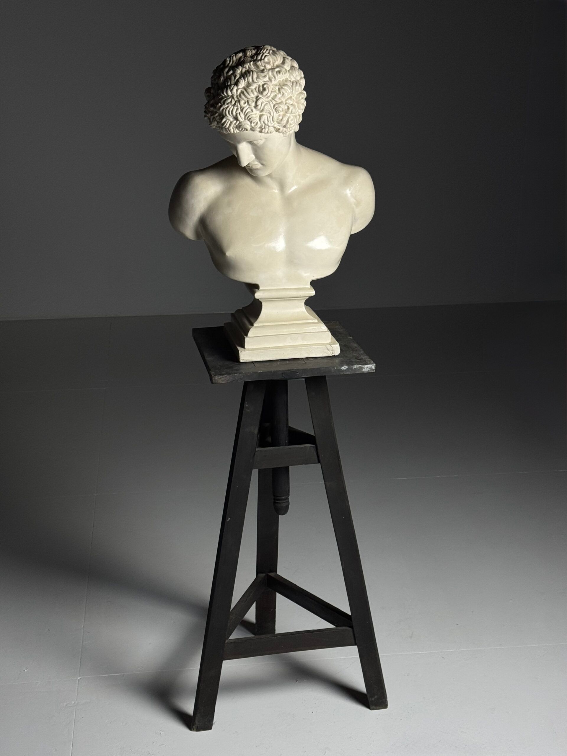 Sculpture stand antique black