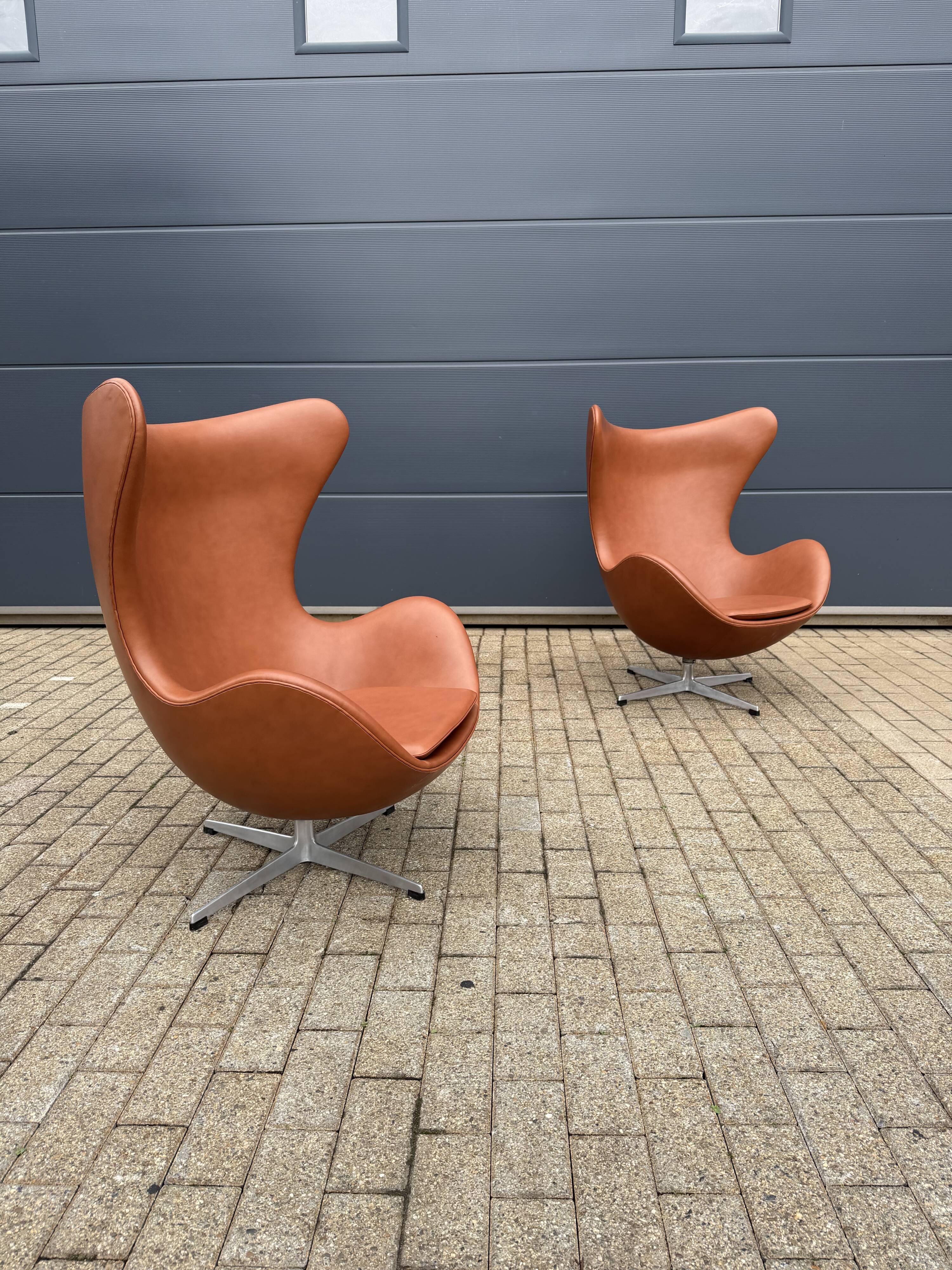 2 vintage Fritz Hansen Egg Chairs in cognac leather, in like-new condition.