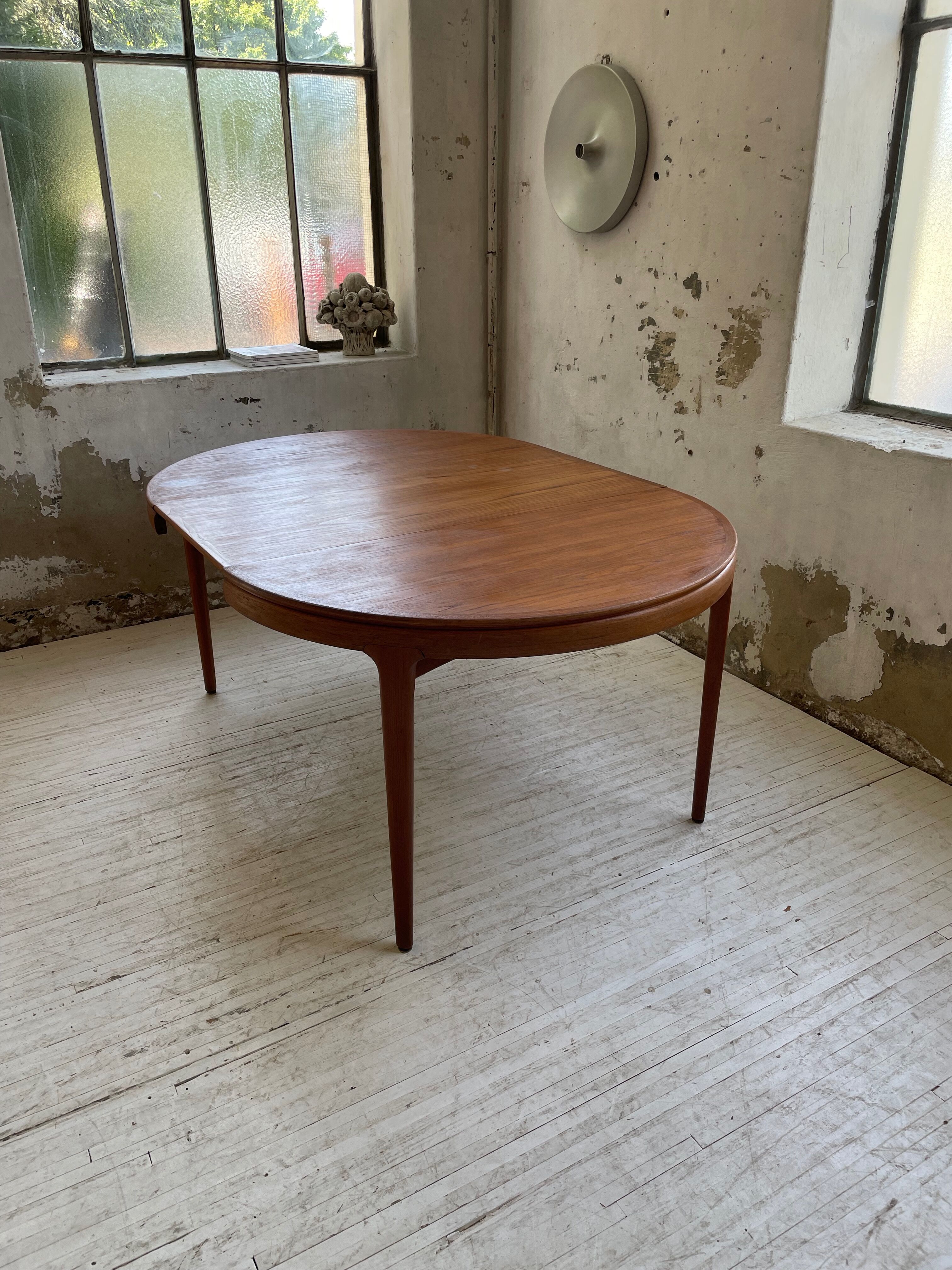 Round table 120-230 cm scandinavian samcom arne hovmand olsen