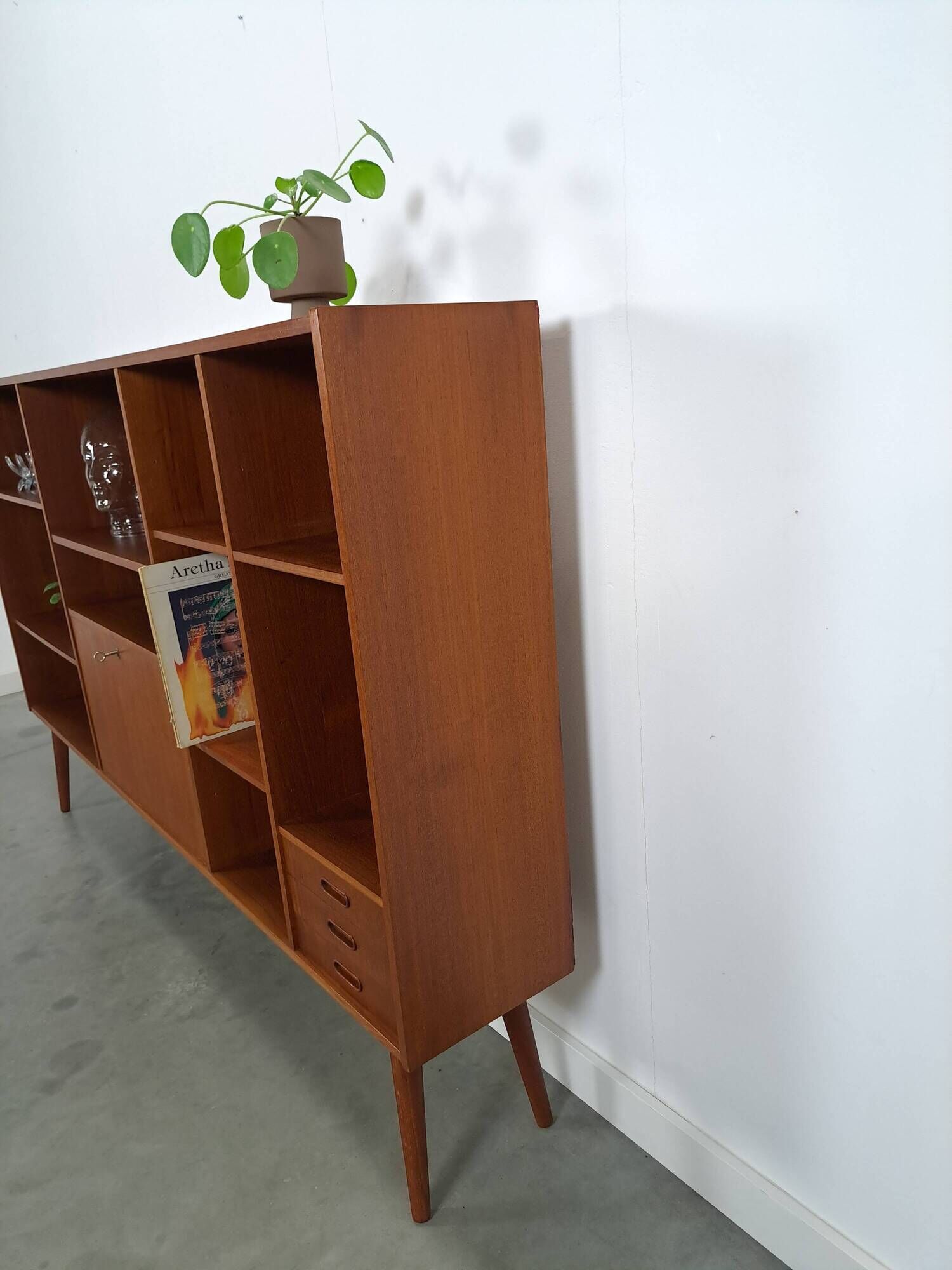 Deens teak brede LP kast met planken, lades en bar met spiegel