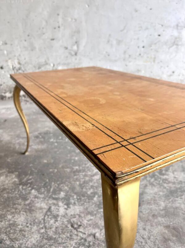 Table basse vintage avec pieds dorés et plateau incrusté de motifs géométriques en placage de bois brun clair