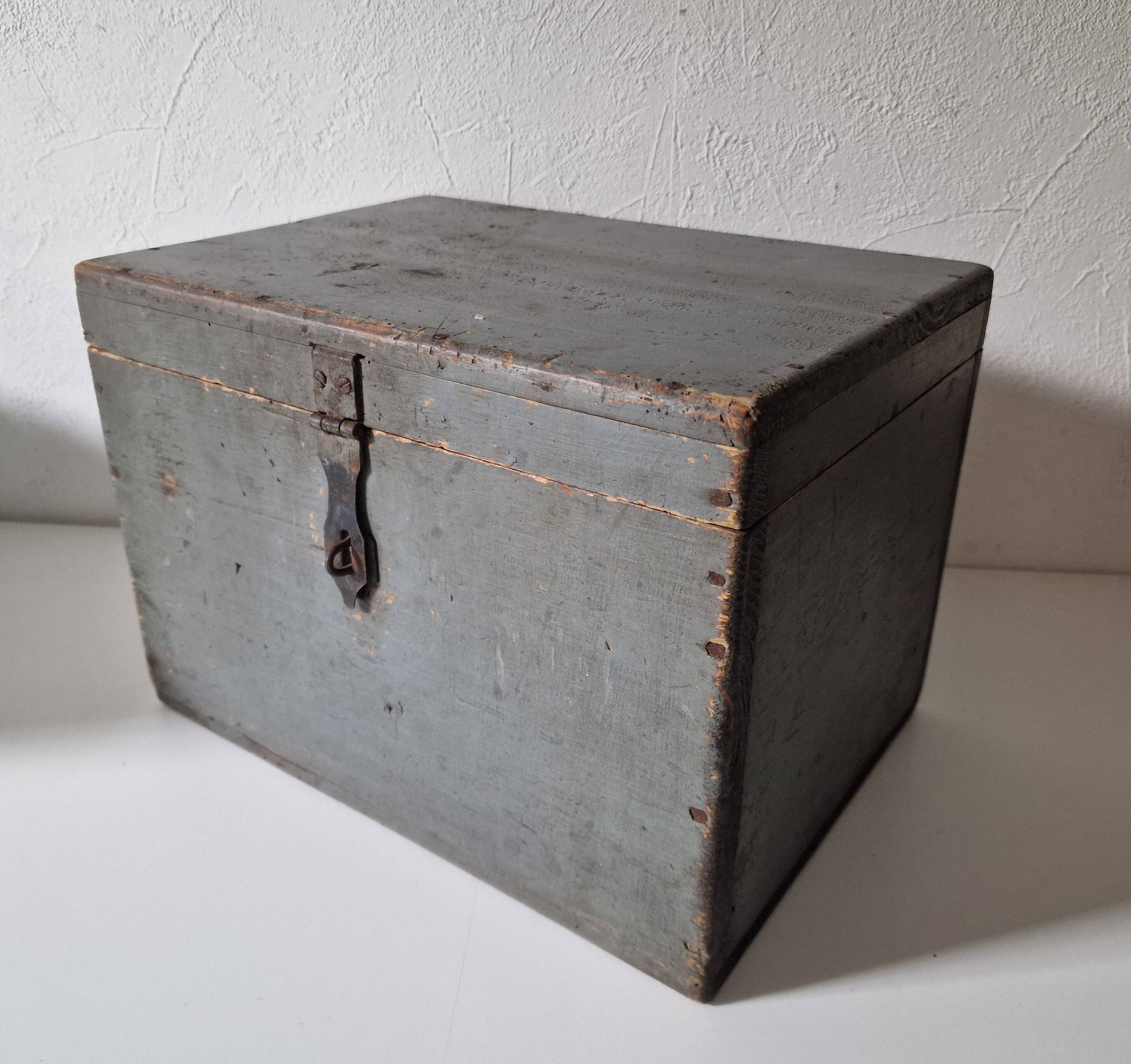 Boite coffre en bois patinée grise