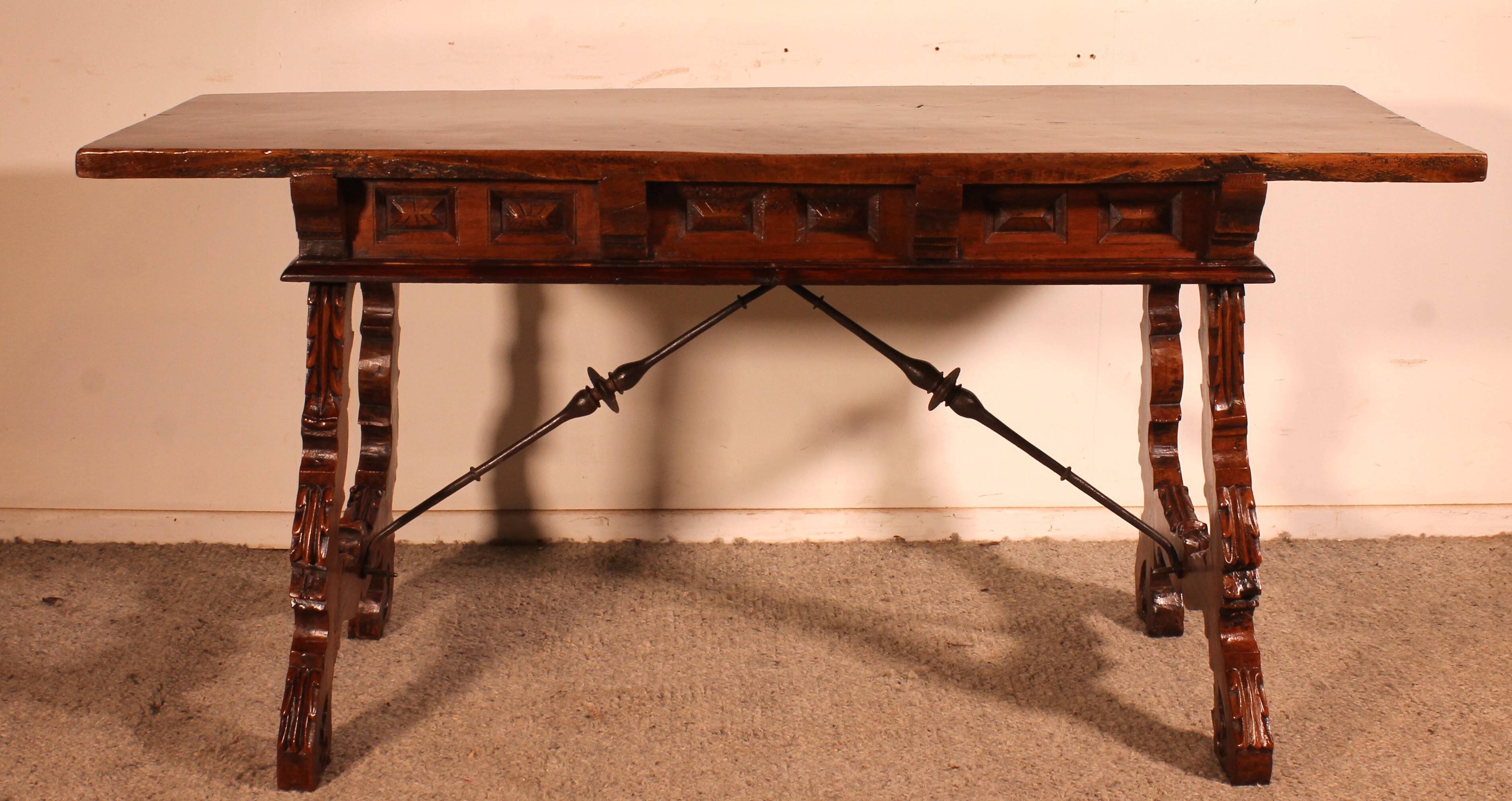 Spanish walnut console - 17th century