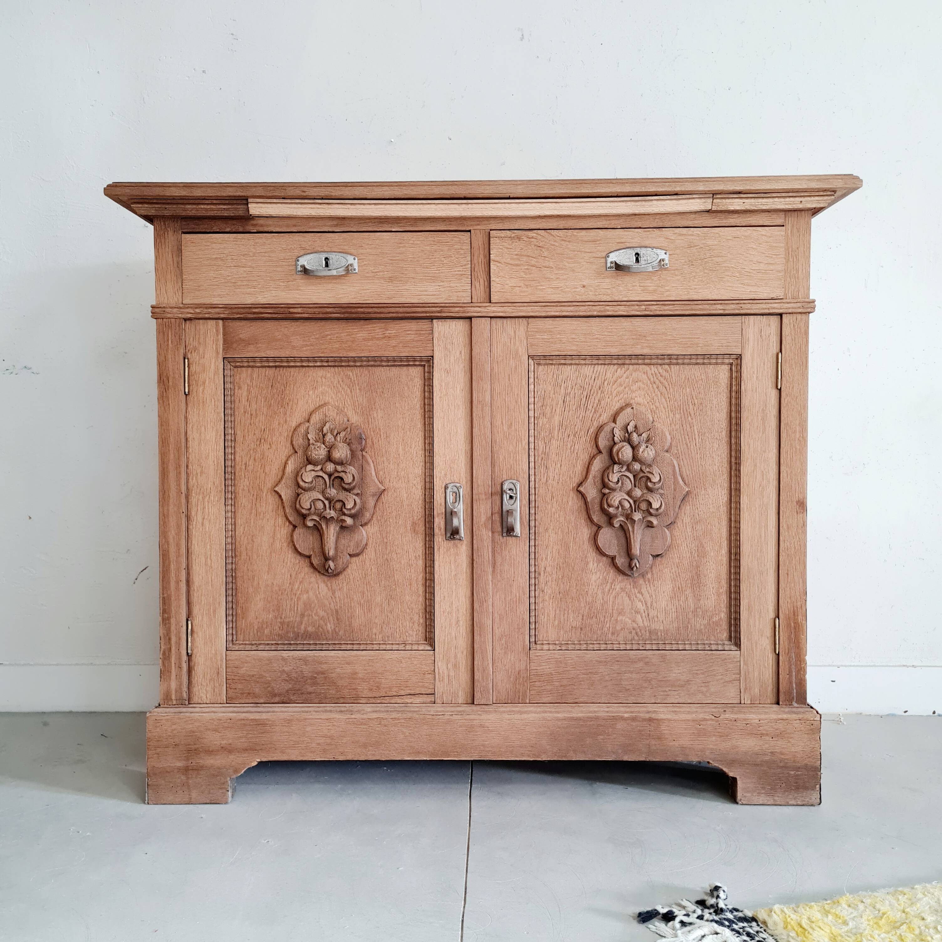 Buffet ancien en bois brut et 2 portes médaillons sculptées