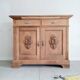 Buffet ancien en bois brut et 2 portes médaillons sculptées