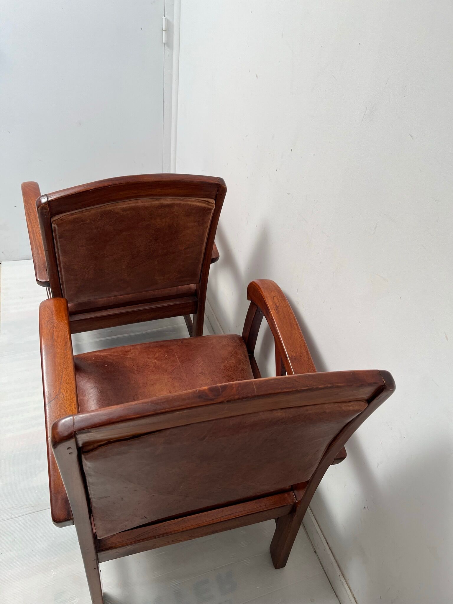 Paire de fauteuils style colonial en tech et cuir vintage