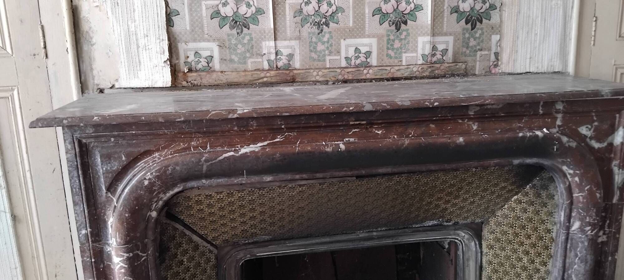 Louis XIV style fireplace in veined Carrara marble and 19th-century ceramics.