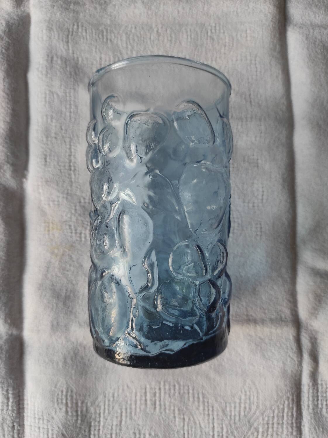 Verre bleu avec décor en relief de fruits