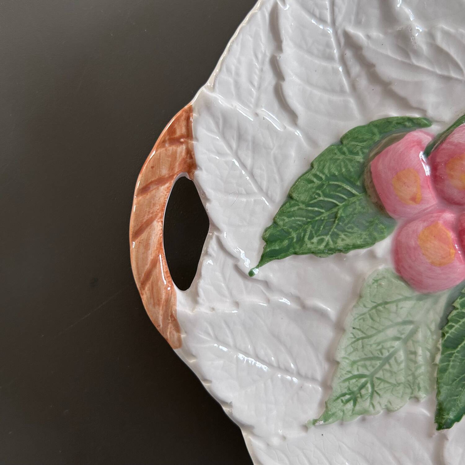 Plat cerises en barbotine