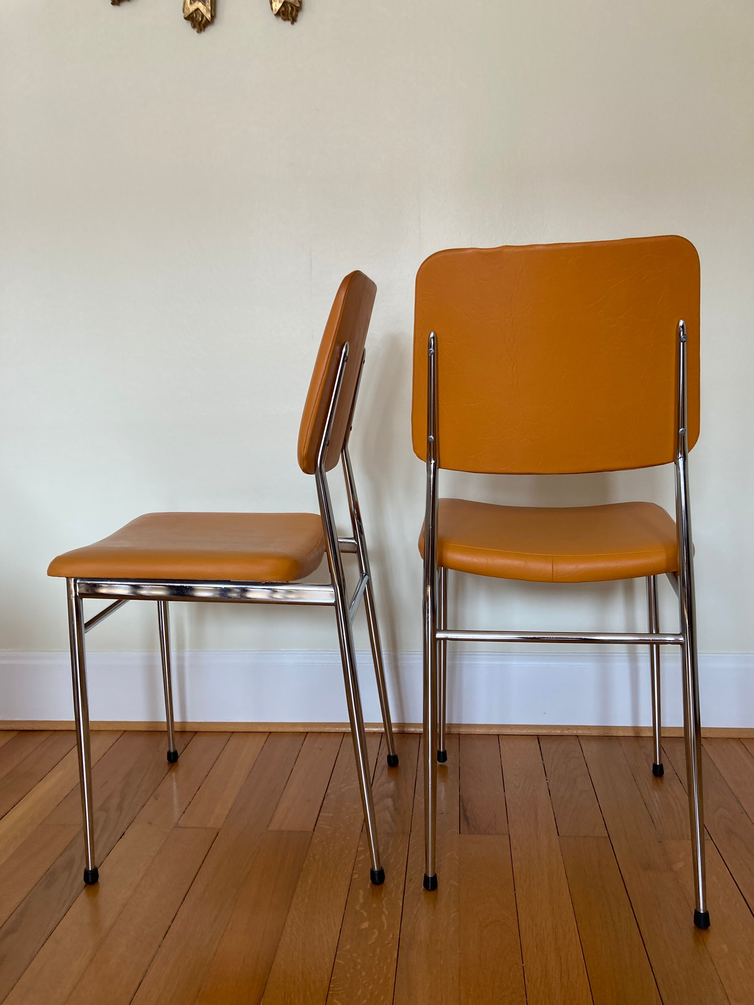 Paire de chaises chromé et skai orange