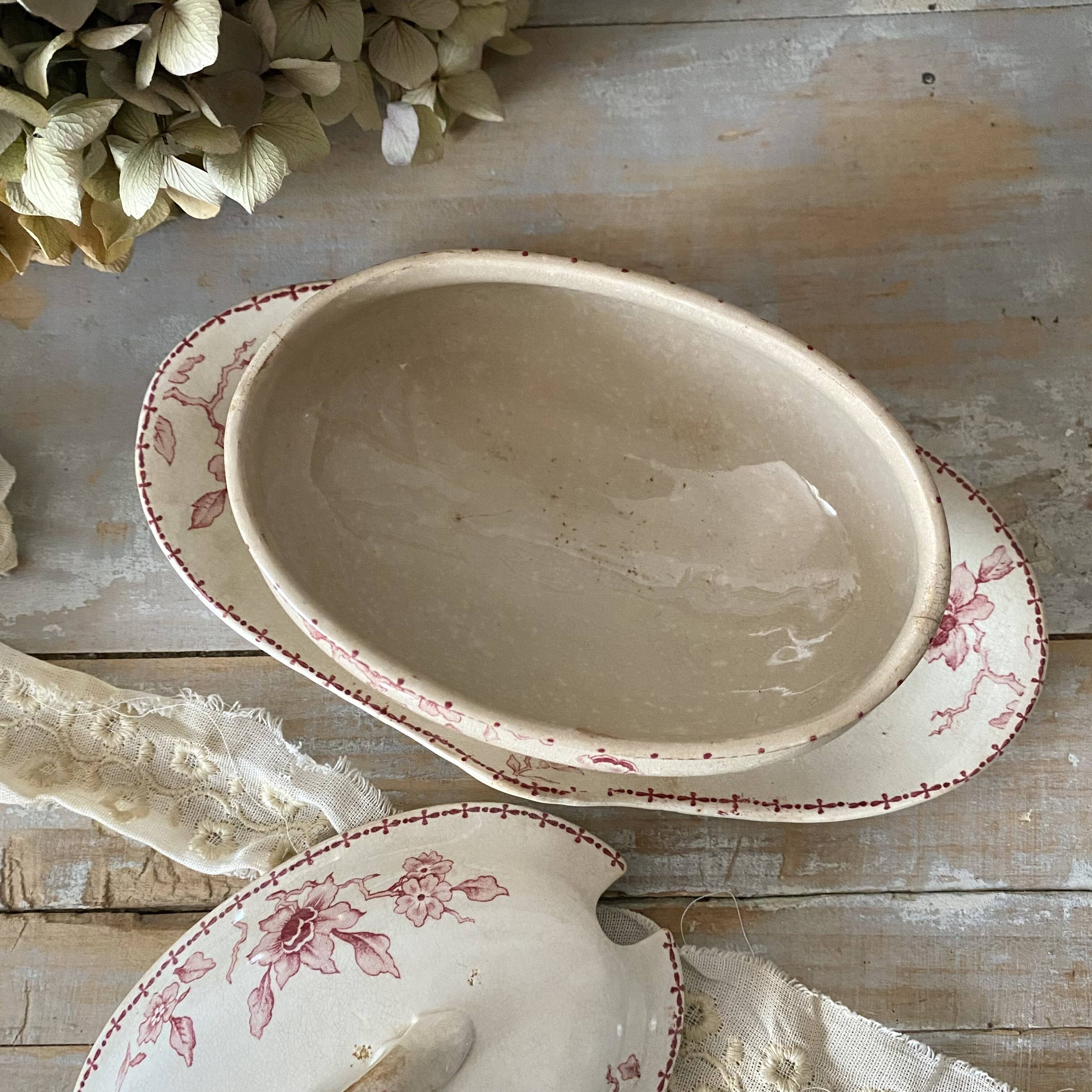 Lunéville ironstone sauceboat, Dutch model