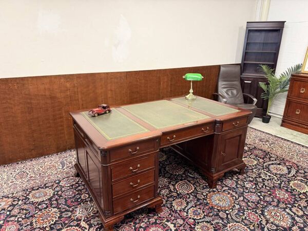 Bureau Chesterfield en cuir vert