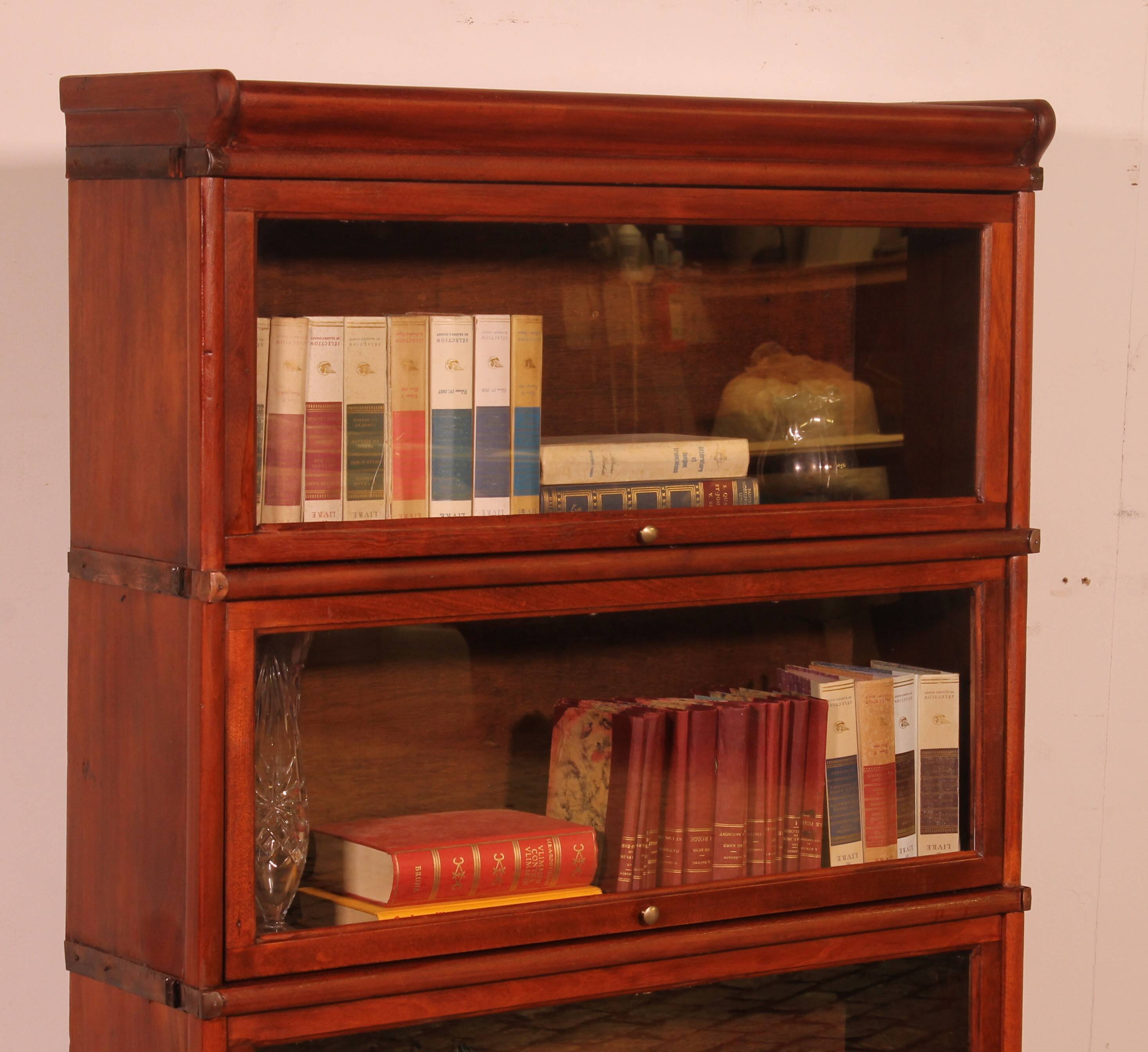 Globe Wernicke Library in mahogany, consisting of 3 pieces.