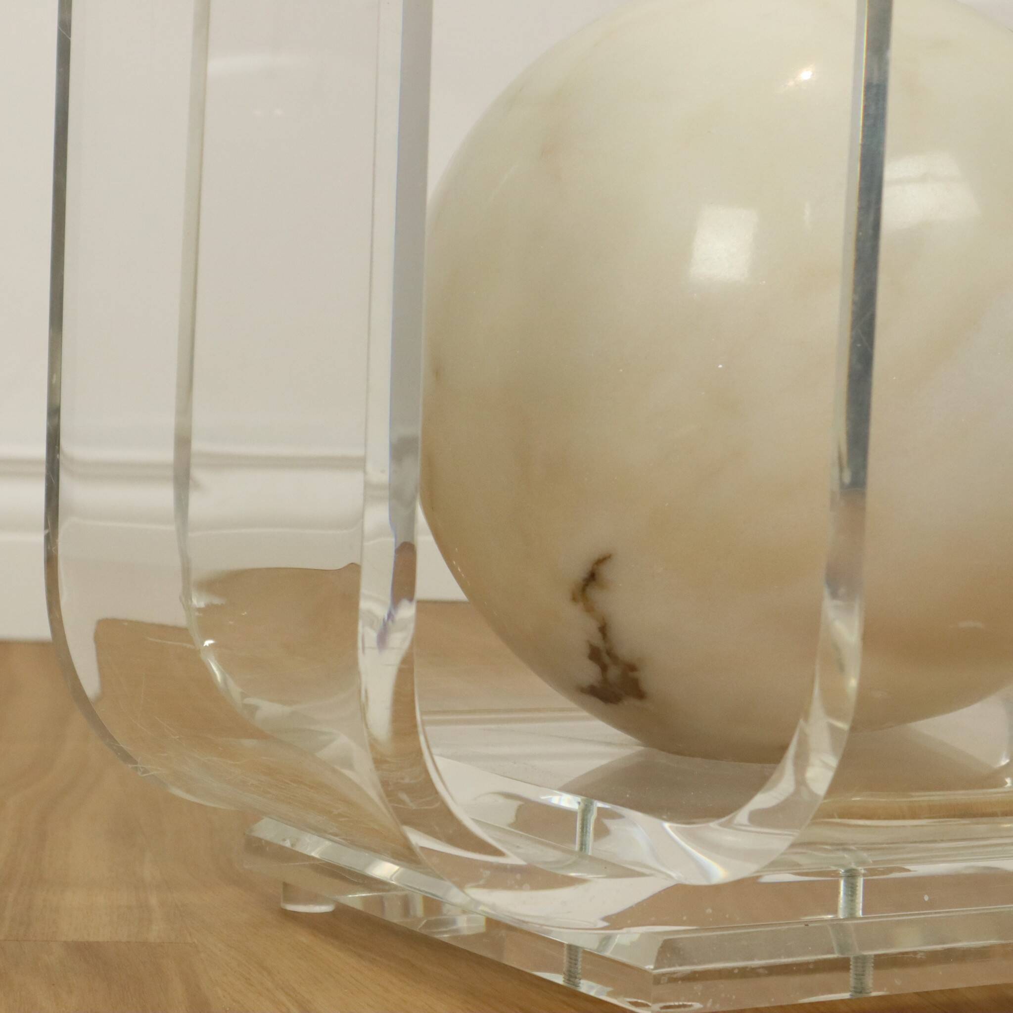 Vintage round coffee table in lucite and marbled glass.