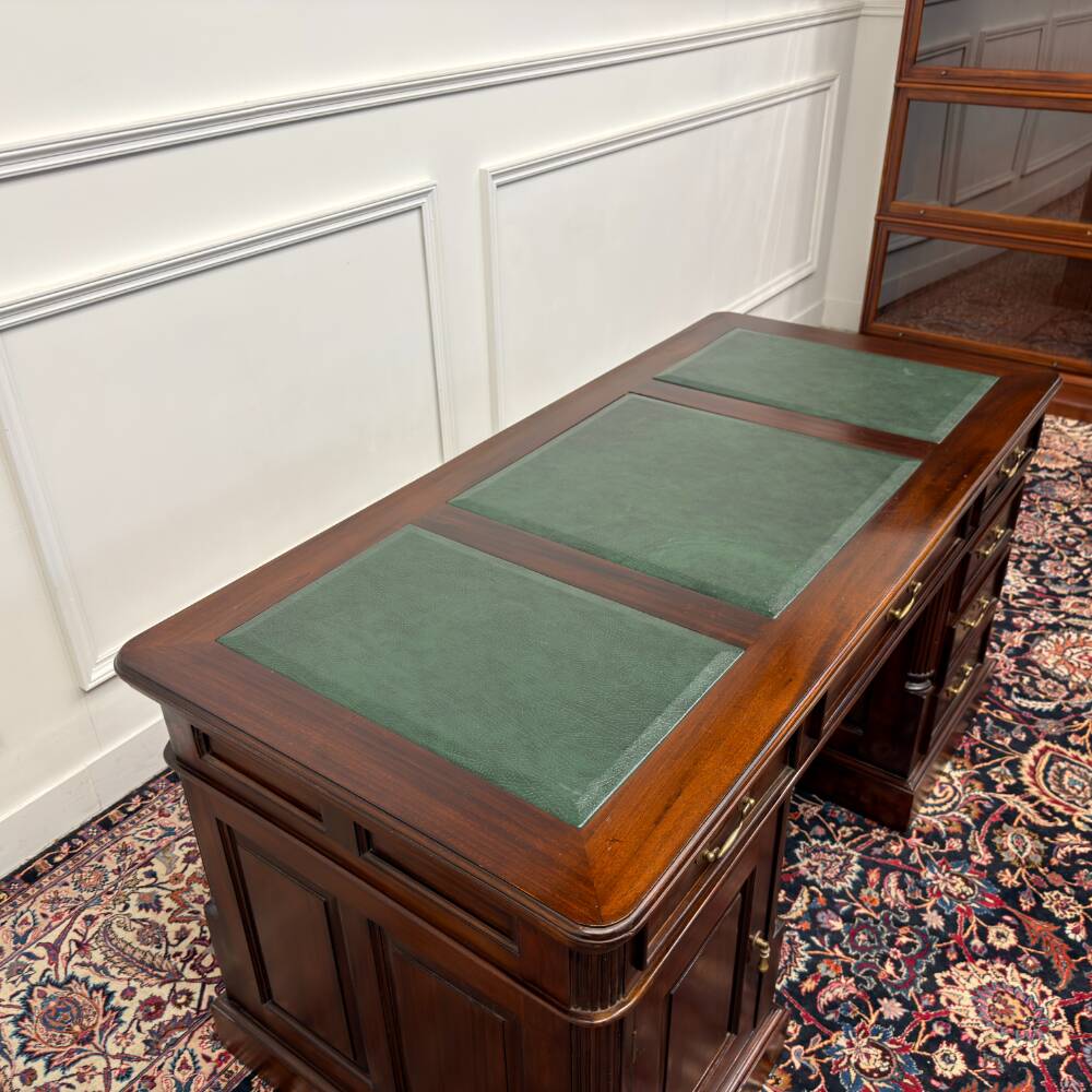 Bureau classique anglais avec cuir vert