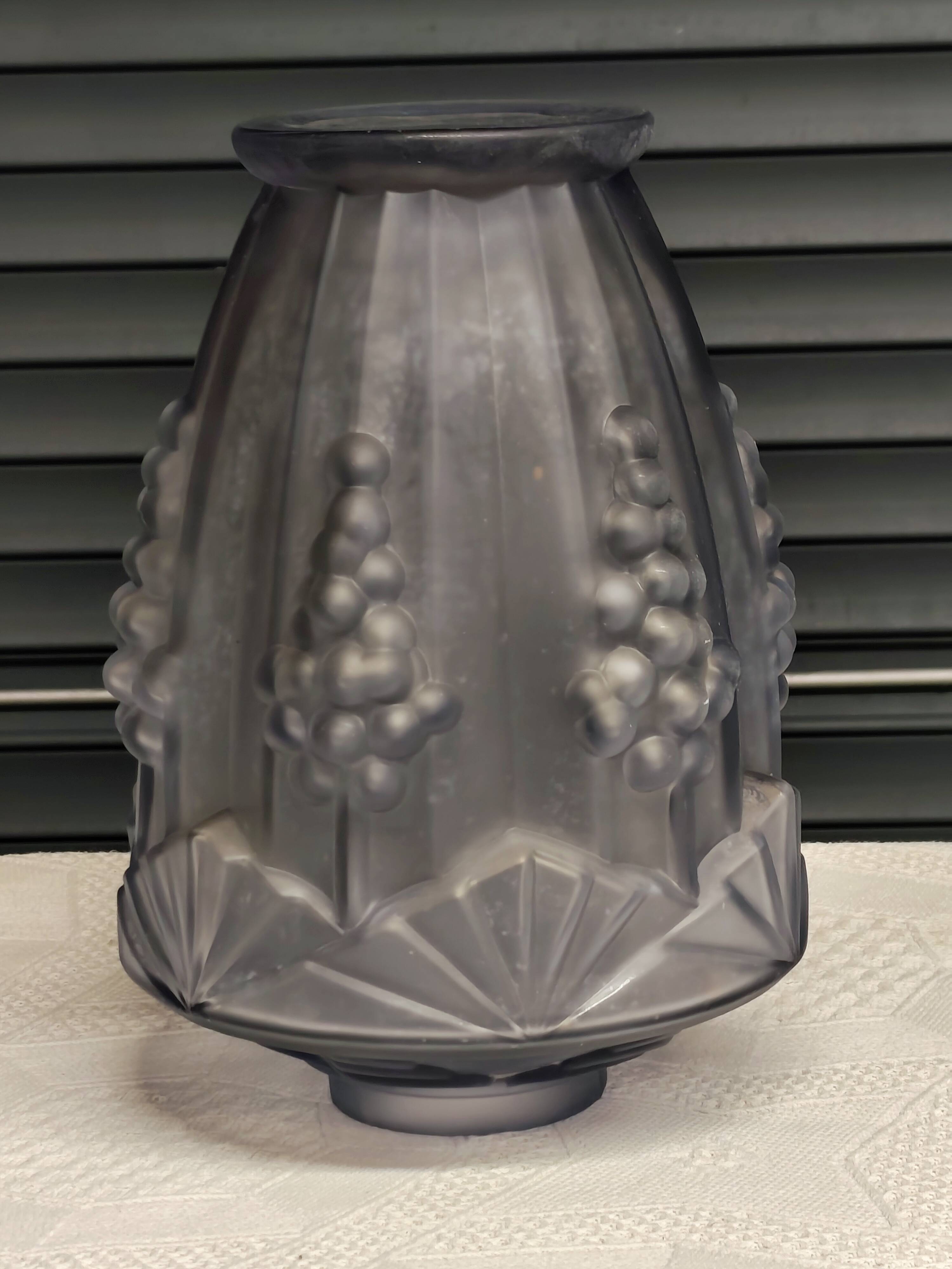 Art"deco vase with vine decoration