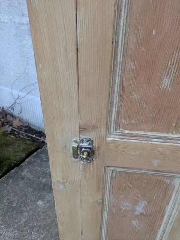 Petite armoire en bois naturel