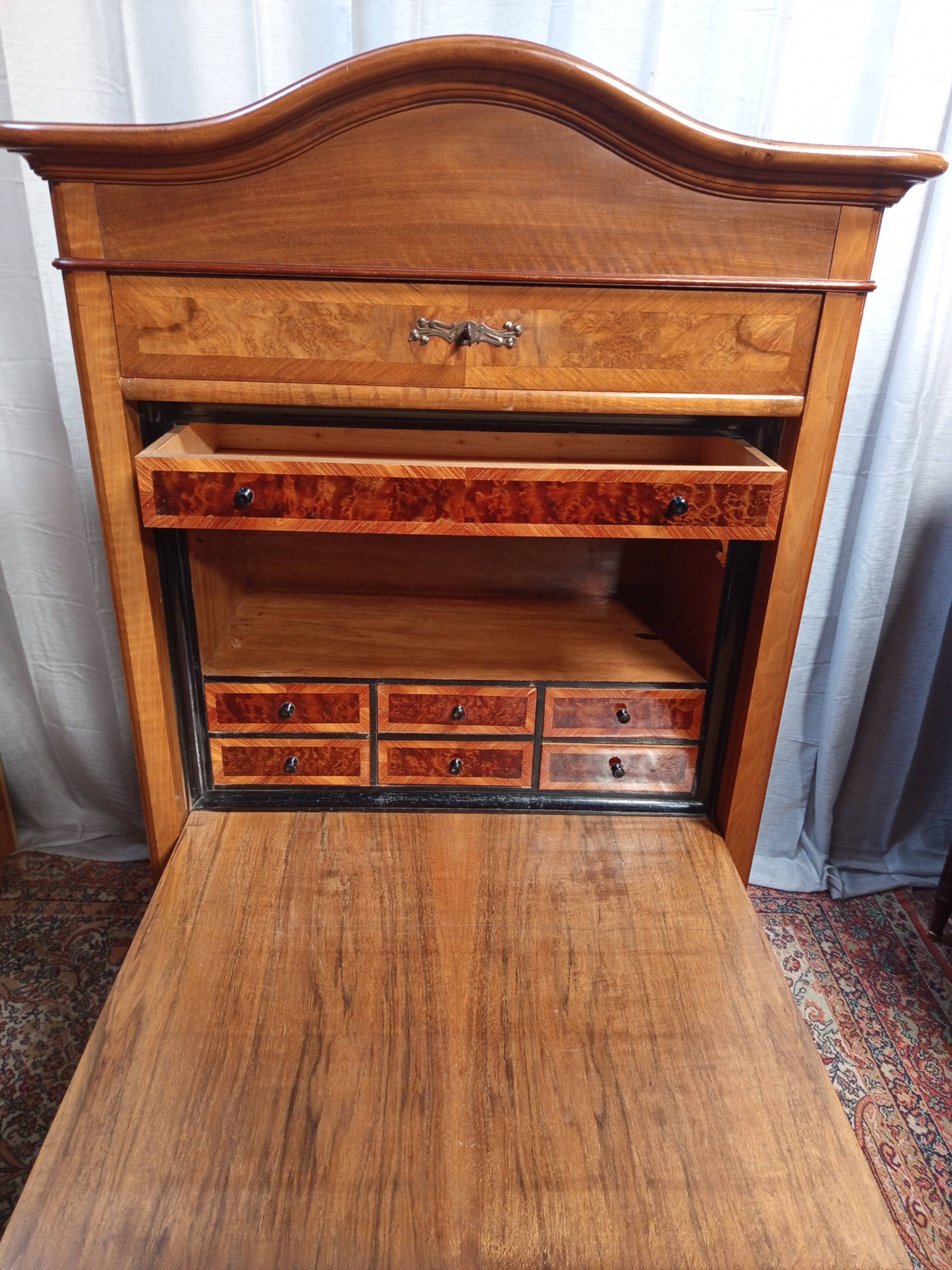 Secrétaire époque Art Nouveau en ronce de noyer