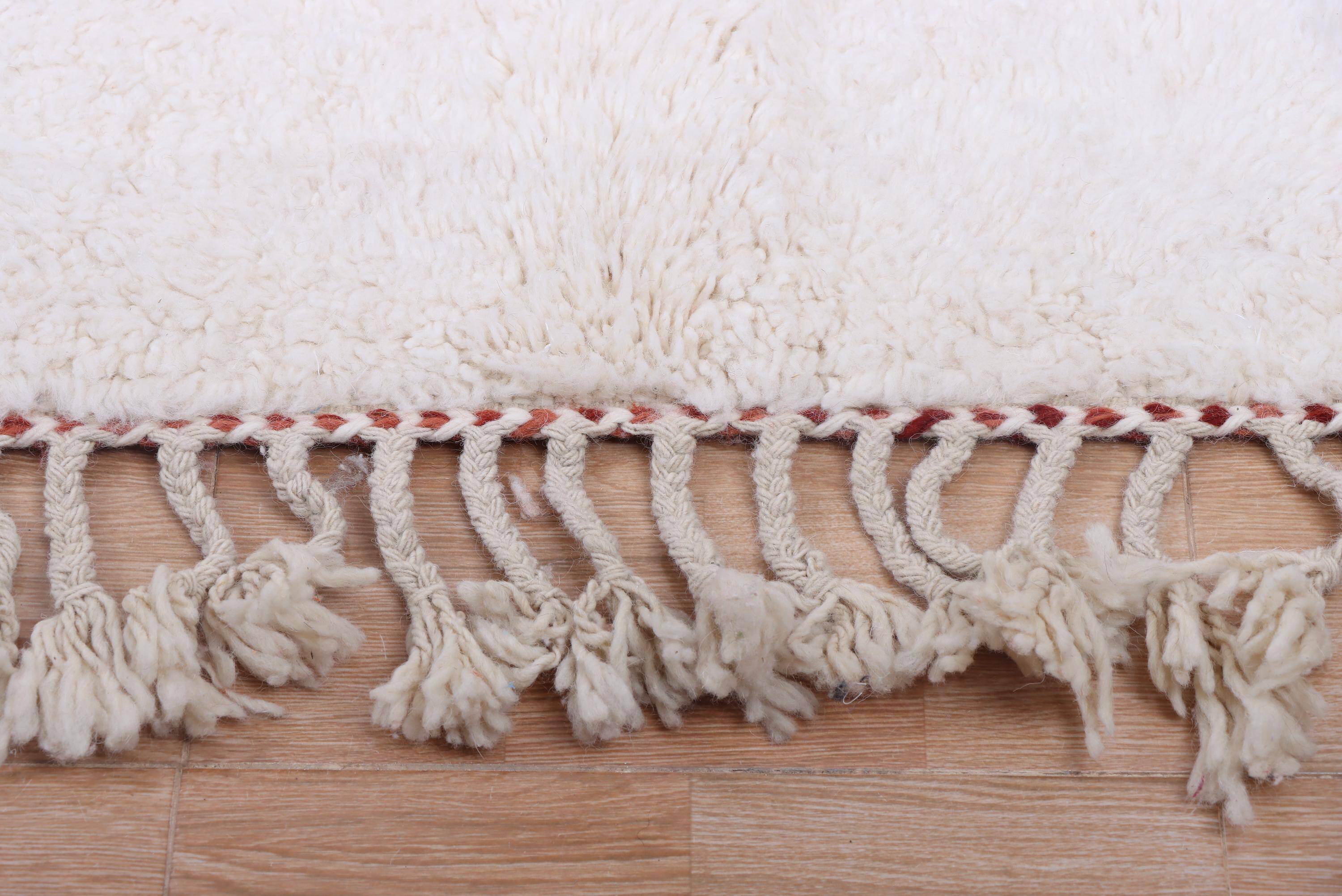 Superb Moroccan wool rug, handmade, dimensions 250x150 cm.