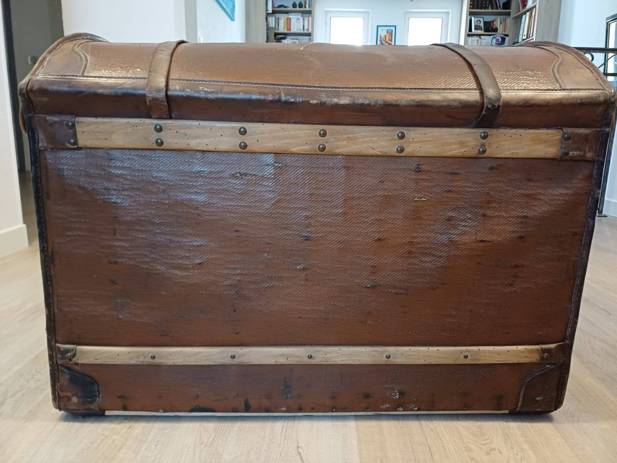 Semi-soft travel suitcase