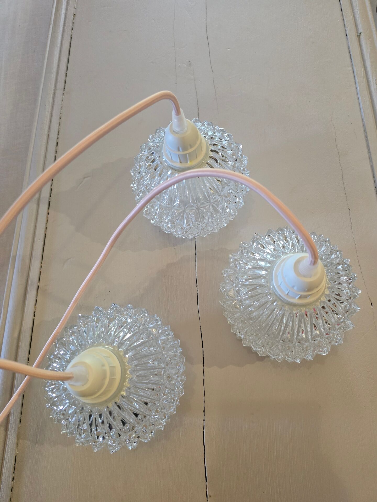 Suspension cascade three globes in cut glass vintage and pink wire