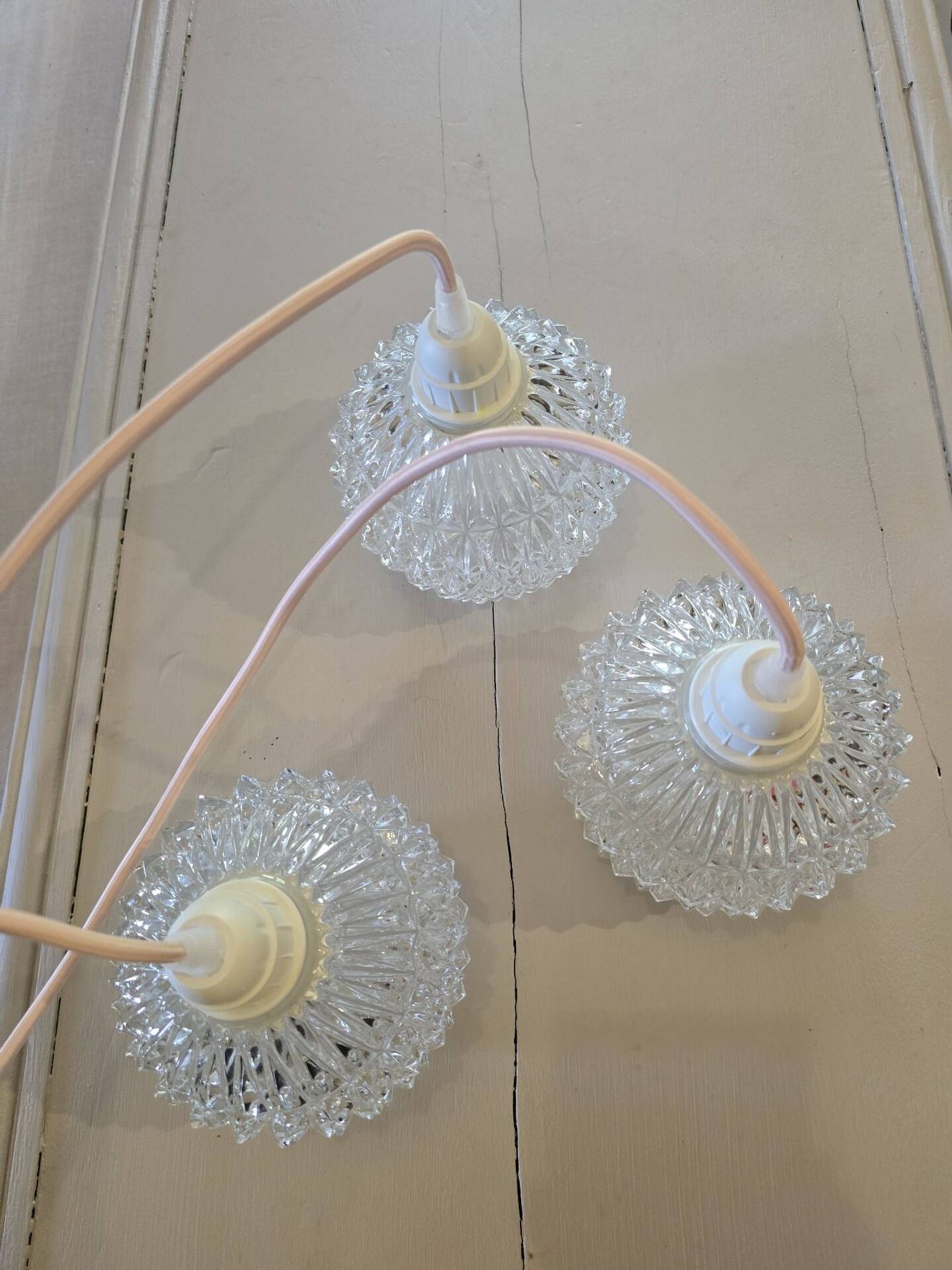 Suspension cascade three globes in cut glass vintage and pink wire