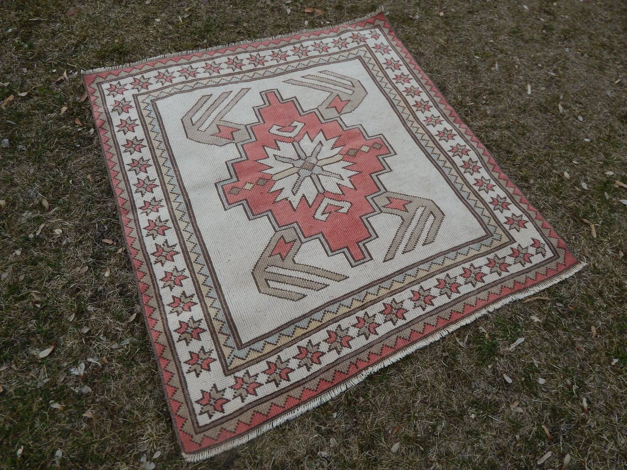 Vintage handmade Turkish rug 116x122 cm