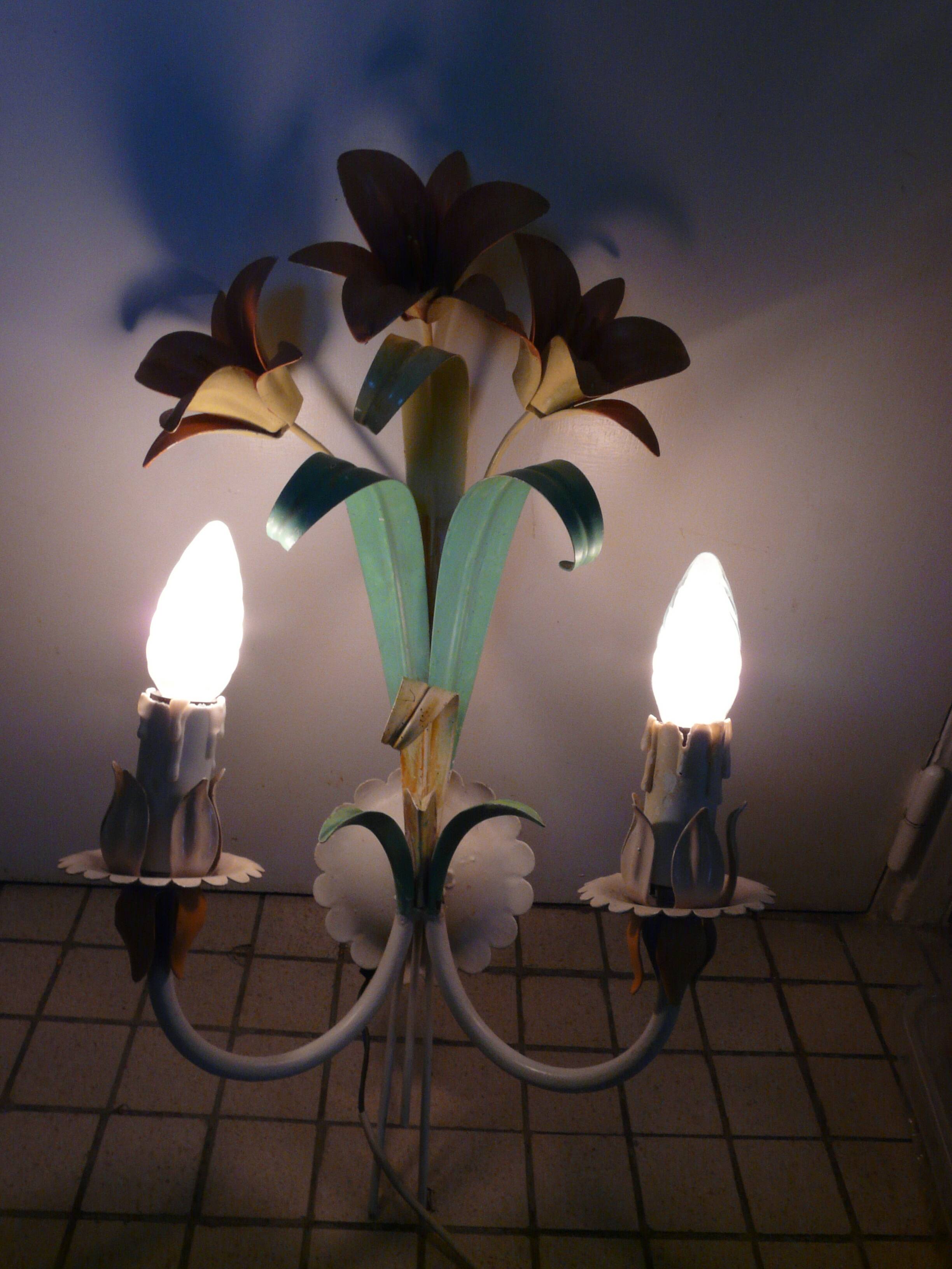 applique ancienne lampes XX tôle Fleurs Lys vintage
