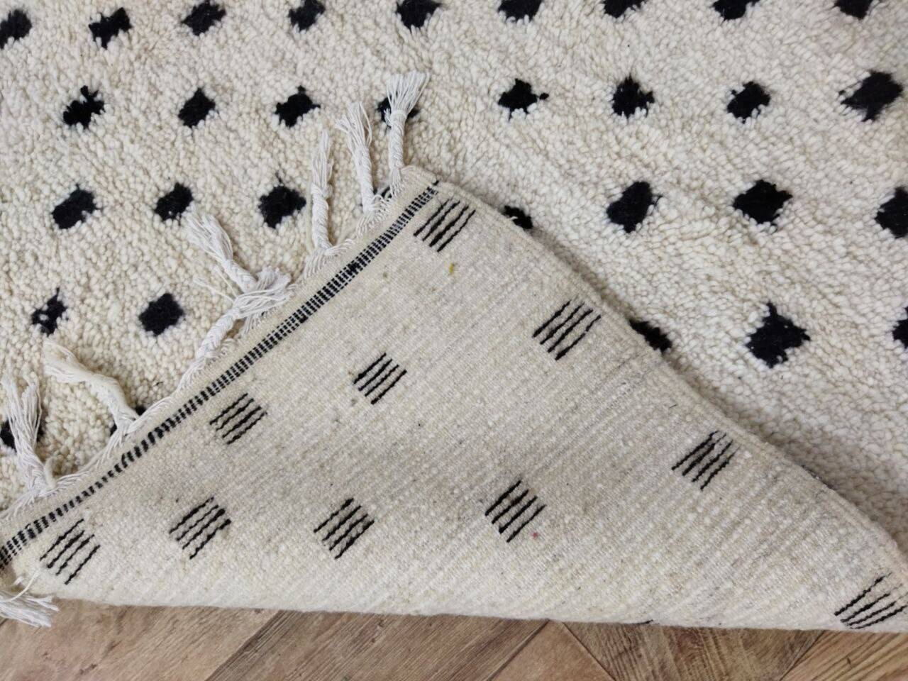 Handmade moroccan polka dot berber rug 294 x 194 cm