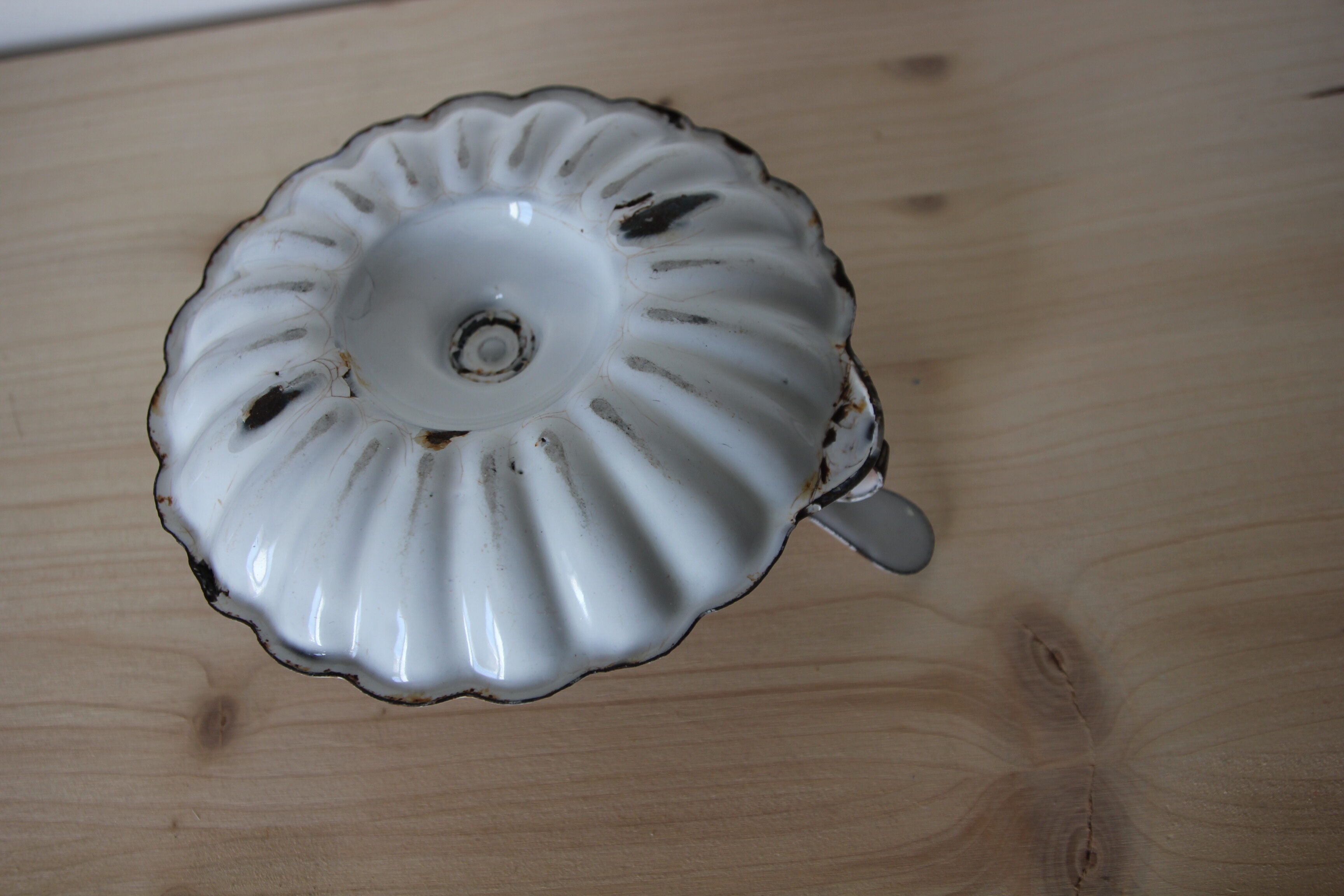 Cellar rat candle holder in enamelled sheet metal