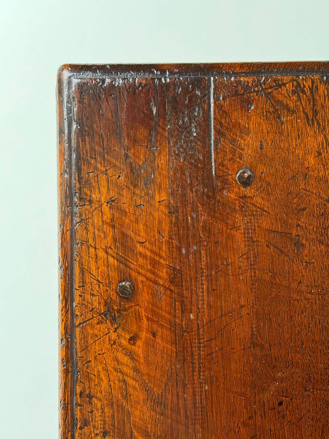 Table basse anglaise en bois par John Capon