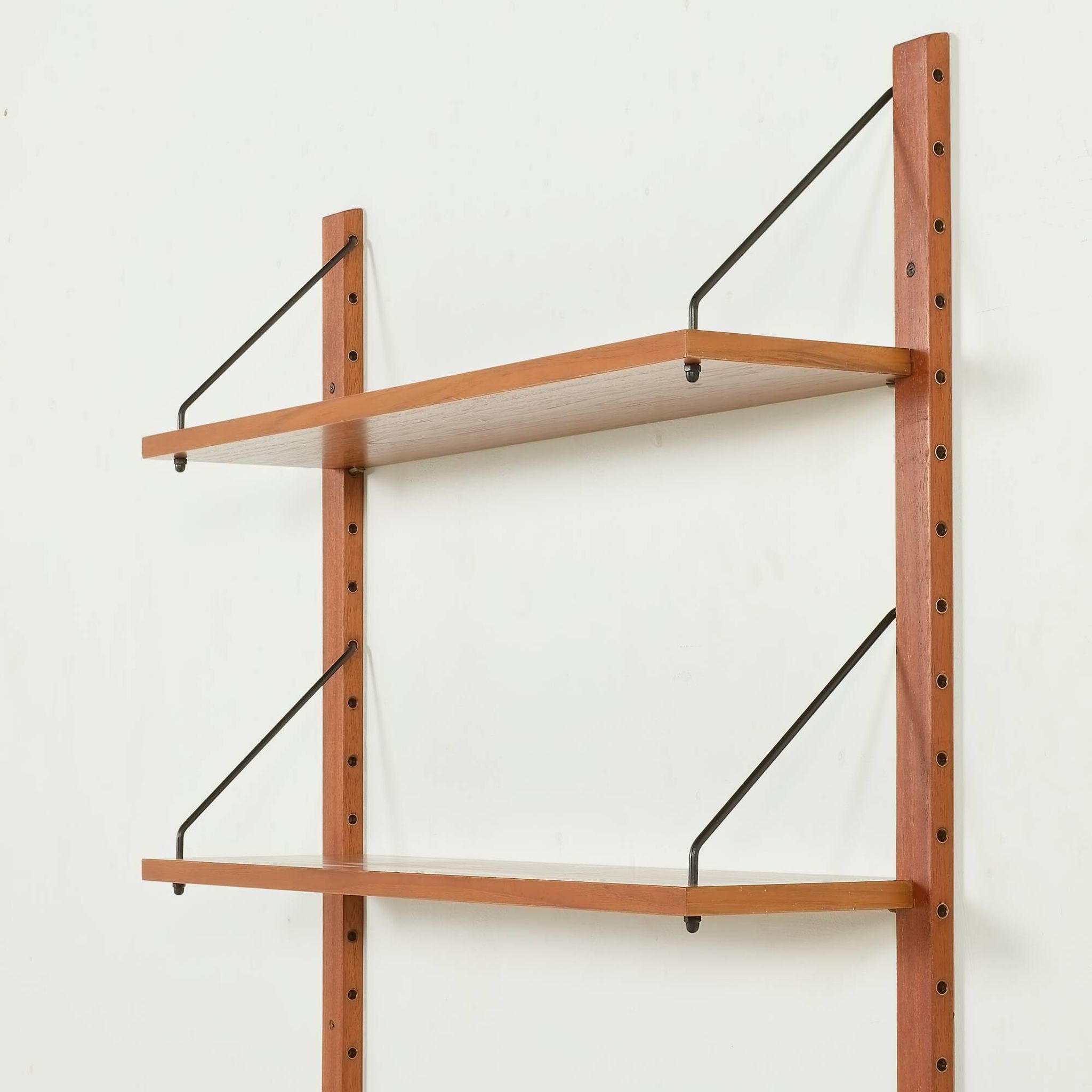 Un ensemble mural scandinave des années 70 avec un console et un miroir, Danemark.