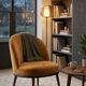 Fauteuil en velours marron avec pieds en bois