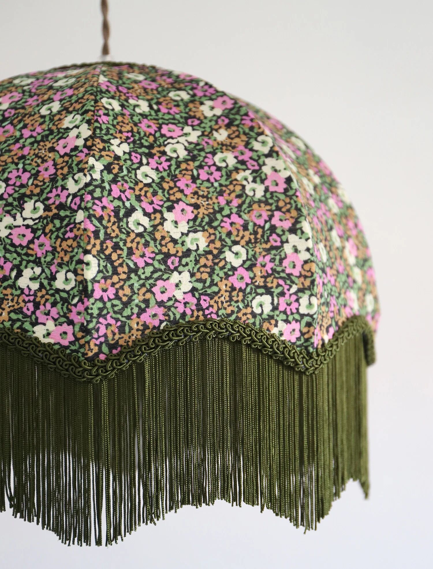 Suspension vintage recyclée à franges — forme dôme et motif fleuri