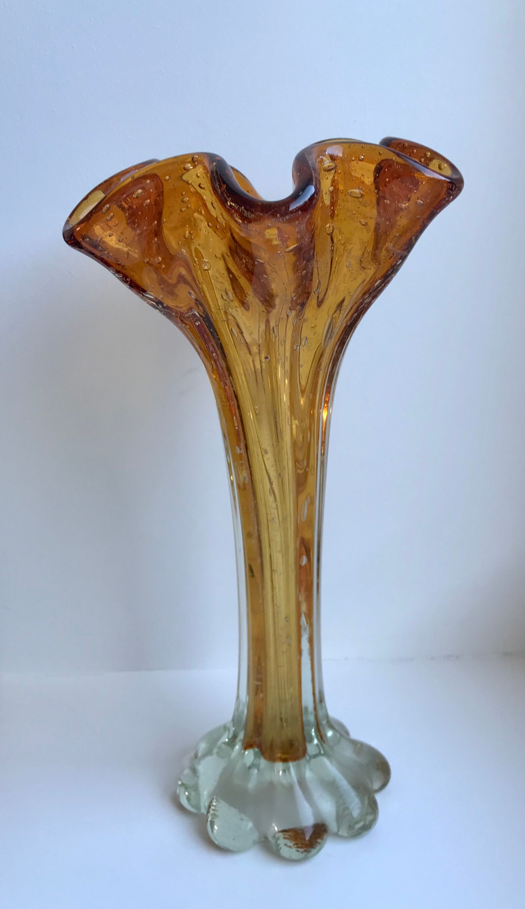 Vase corolle en verre de biot ambré années 60