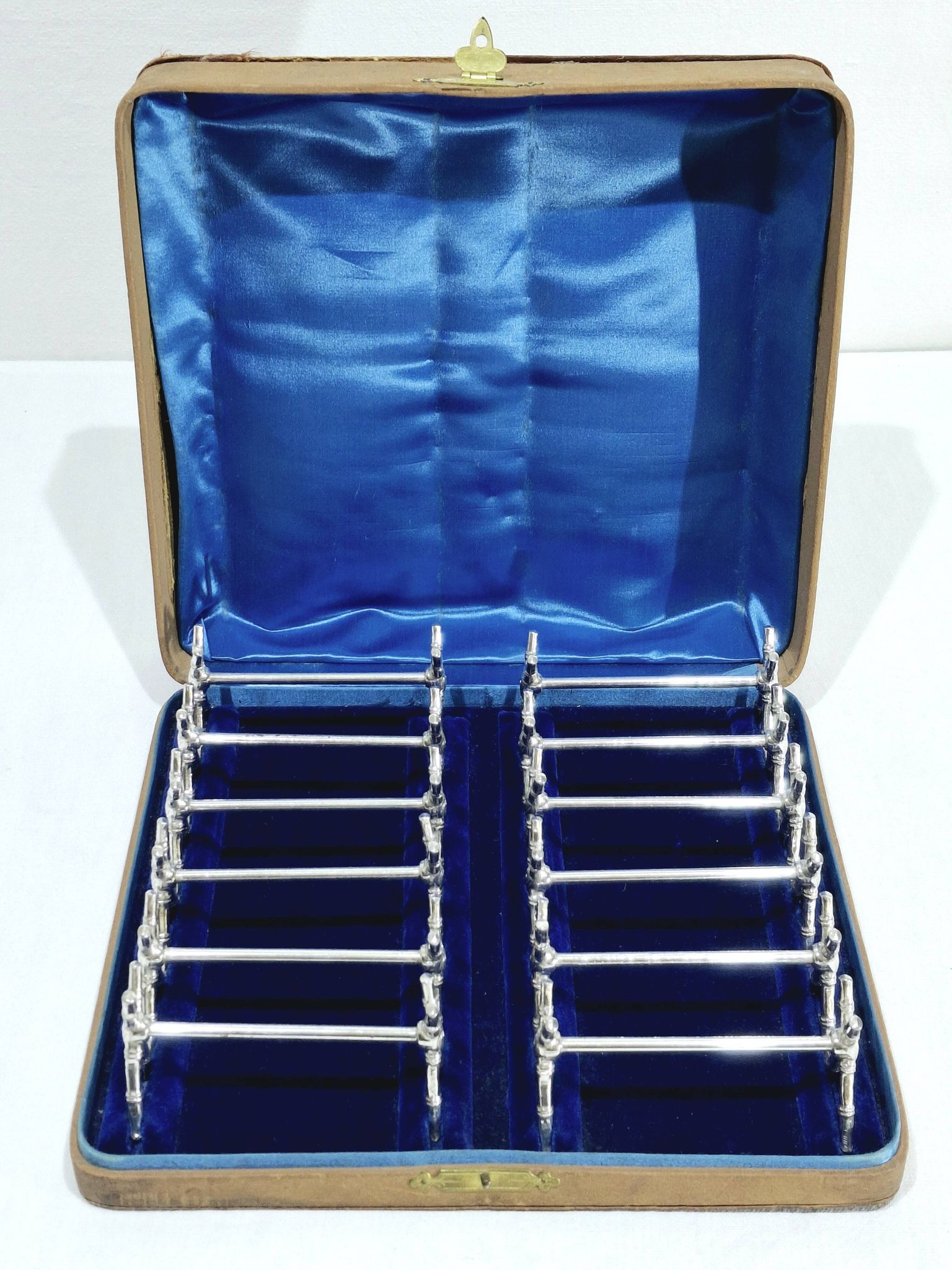 12 silver-plated metal knife handles, in a case.