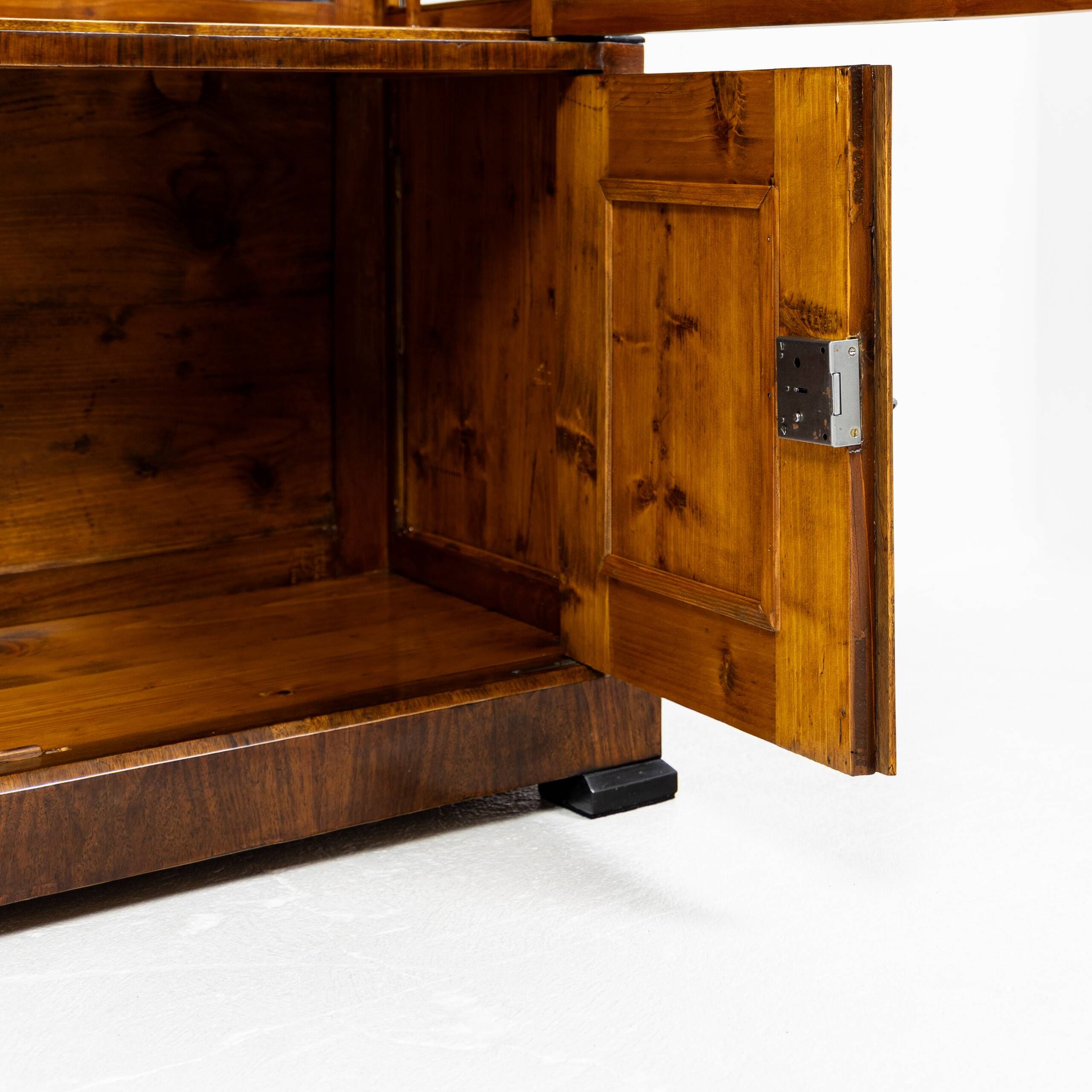 Small Biedermeier / Louis-Philippe display cabinet in walnut and birch 1840-1860