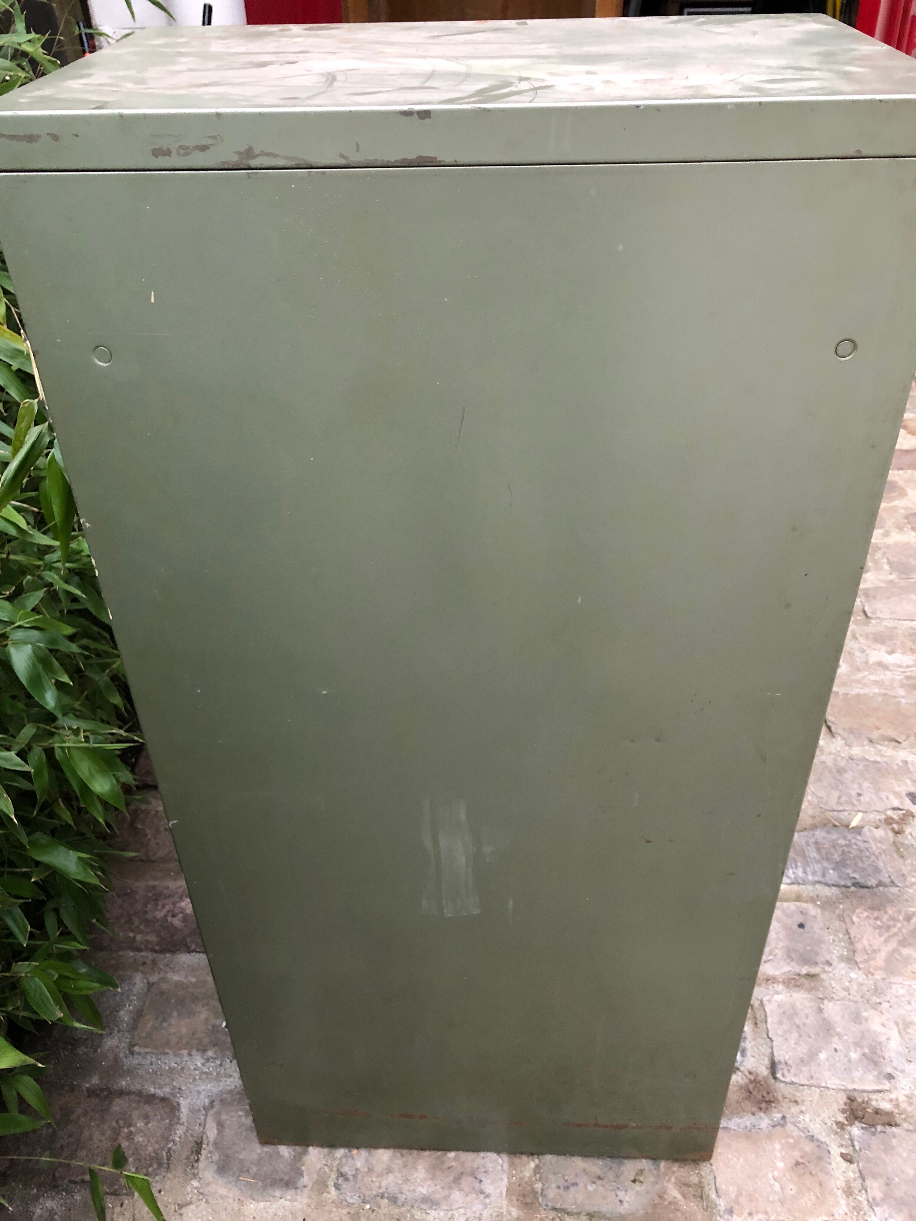 Industrial metal binder with 4 drawers