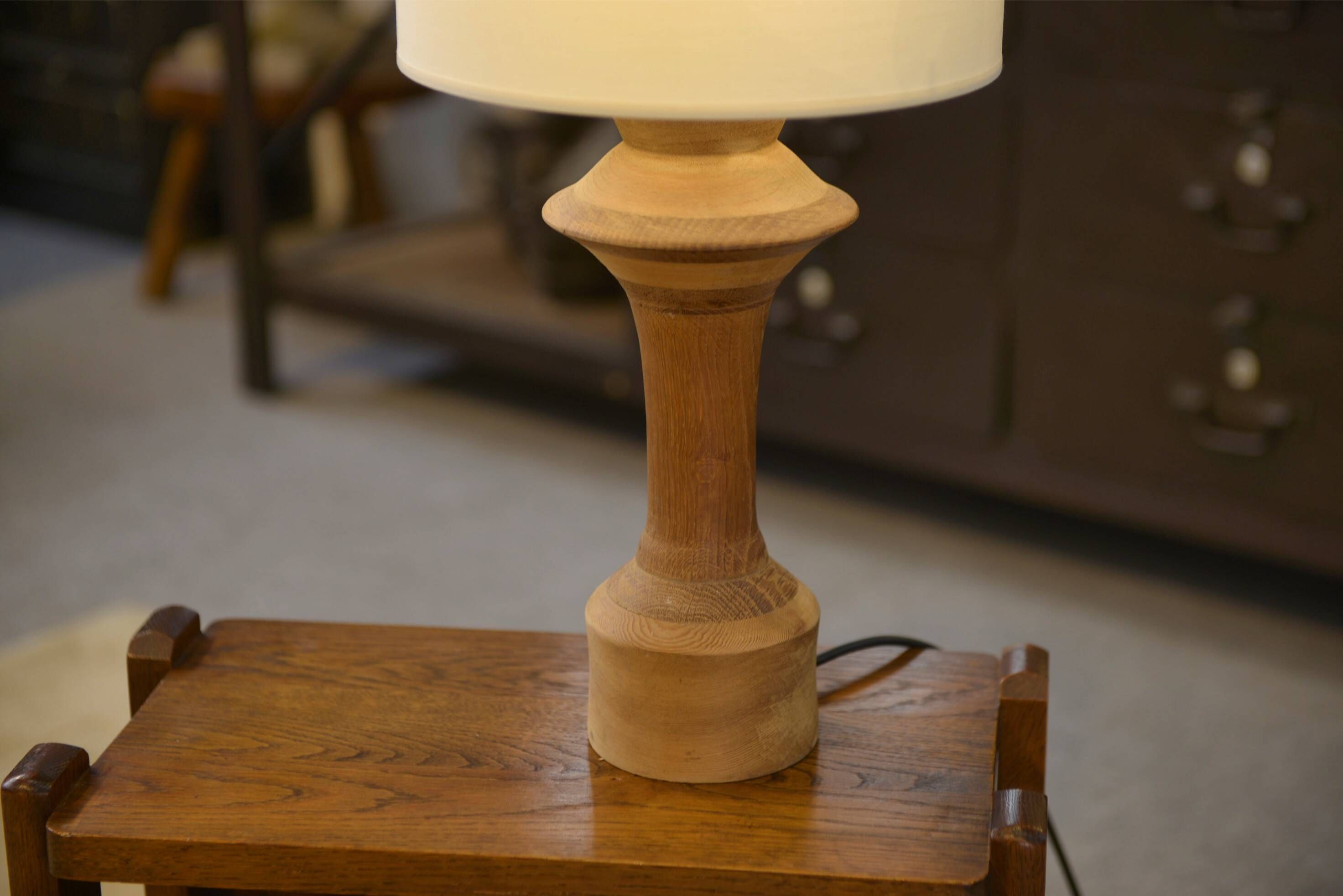Lampe en chêne des années 1950
