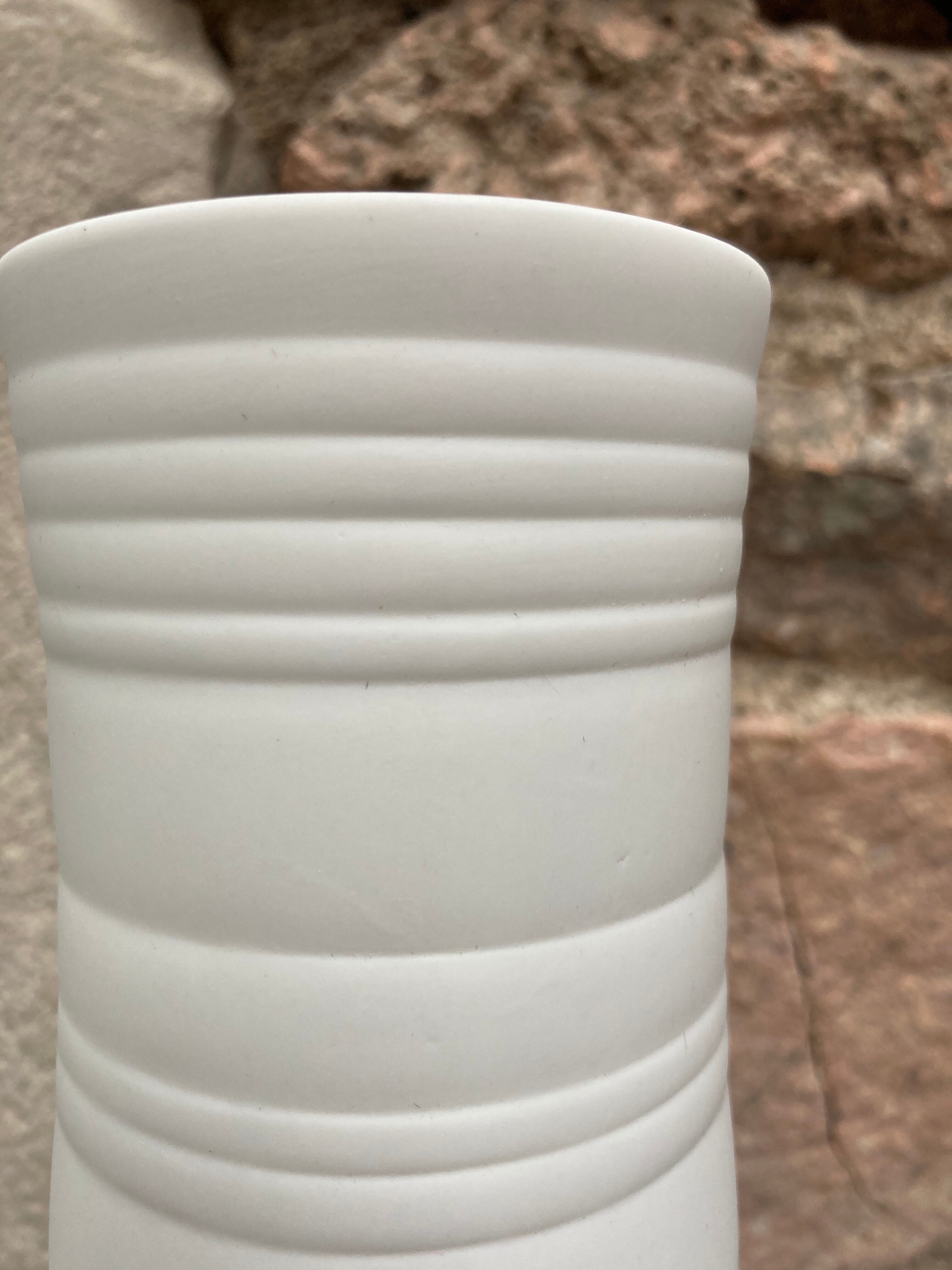 Vase en biscuit de porcelaine