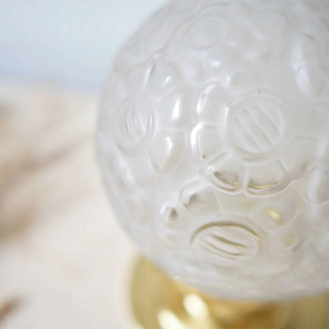 Art Deco table lamp with daisies