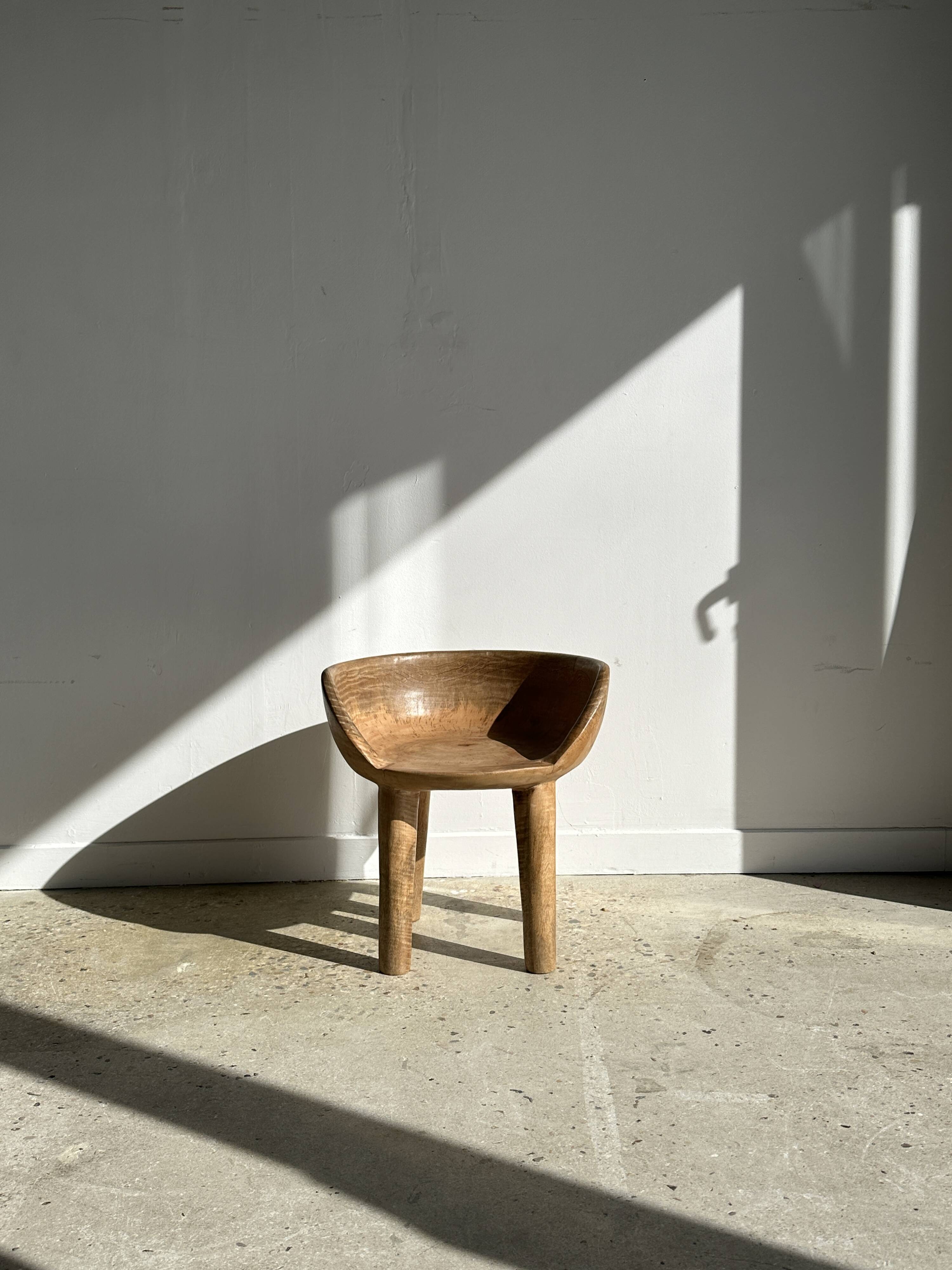 Quadripod chair with round seat and small back in natural monoxyl mango wood