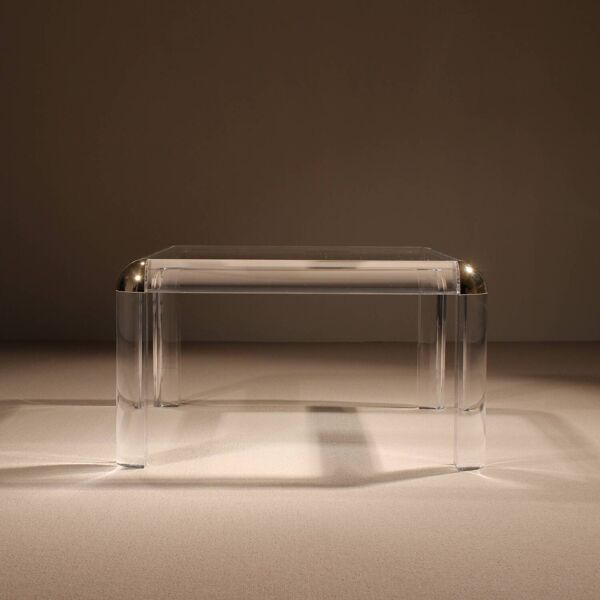 Table basse en Lucite et laiton, Europe années 1970