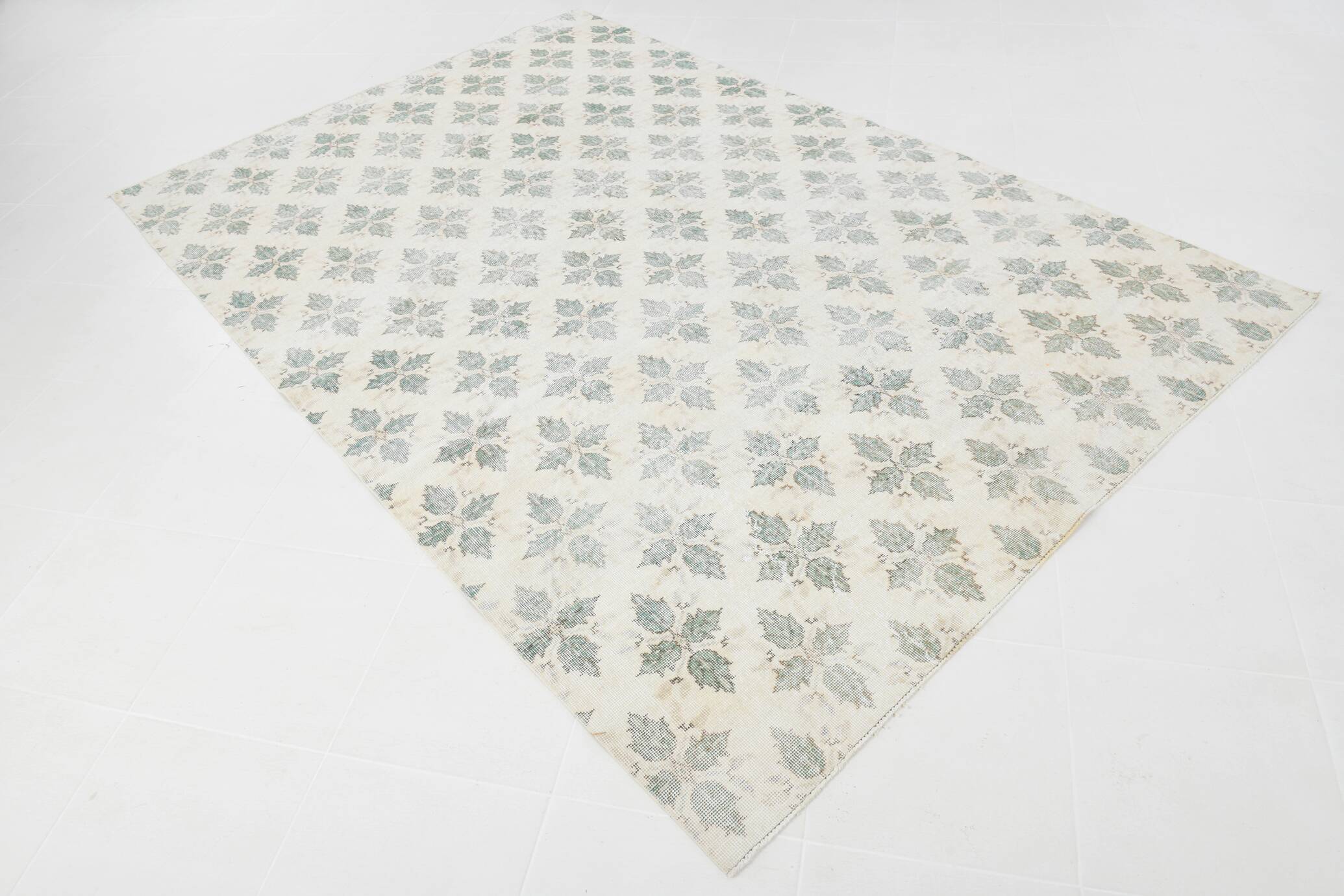 Tapis persan ancien ivoire et vert à motifs géométriques, 198x296