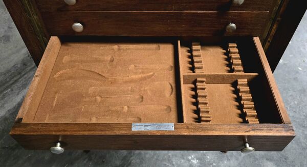 Meuble argenterie vide / meuble à couverts vintage sur pieds compas – année
