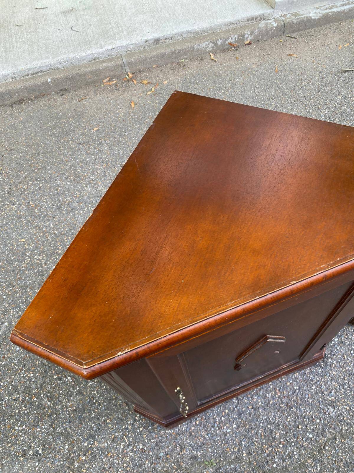 2-part corner display cabinet, English Victorian mahogany, 20th century