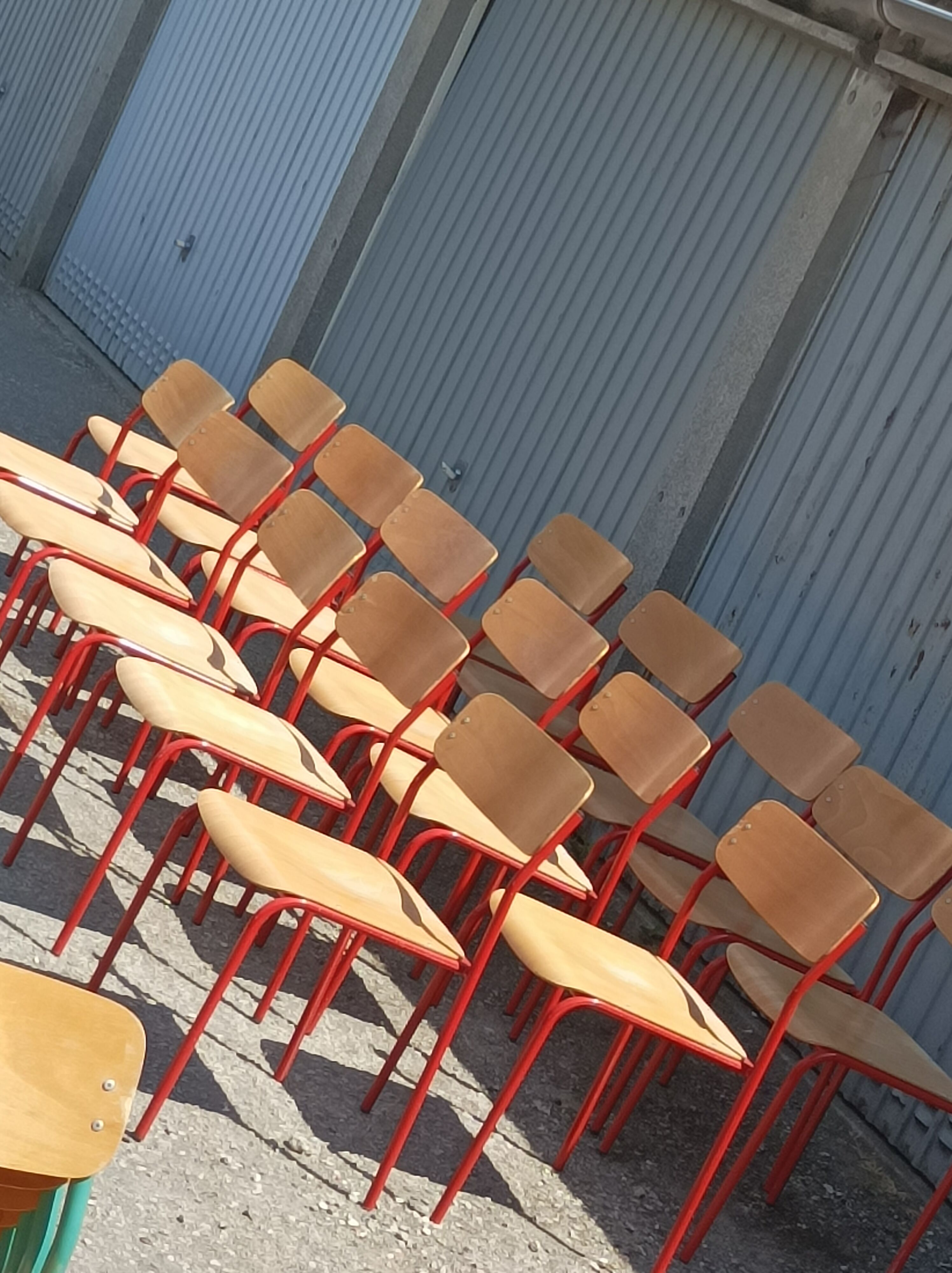 Lot 16 chaises écolier bois métal rouge
