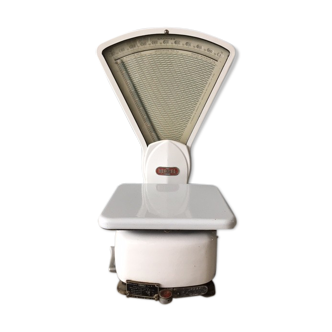 Old one-plate Berkel scale on the front of 1953