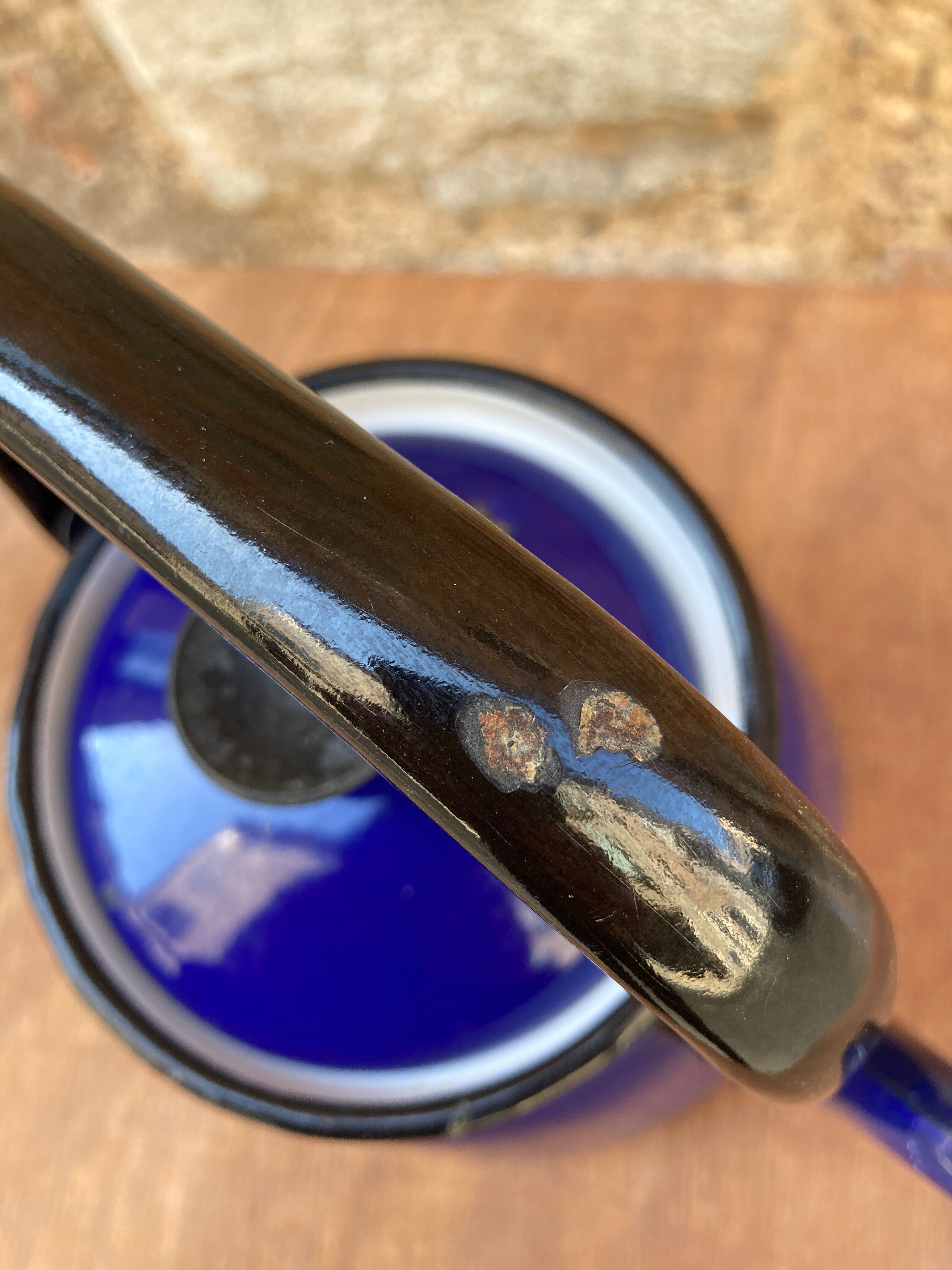 Bouilloire en émail bleu